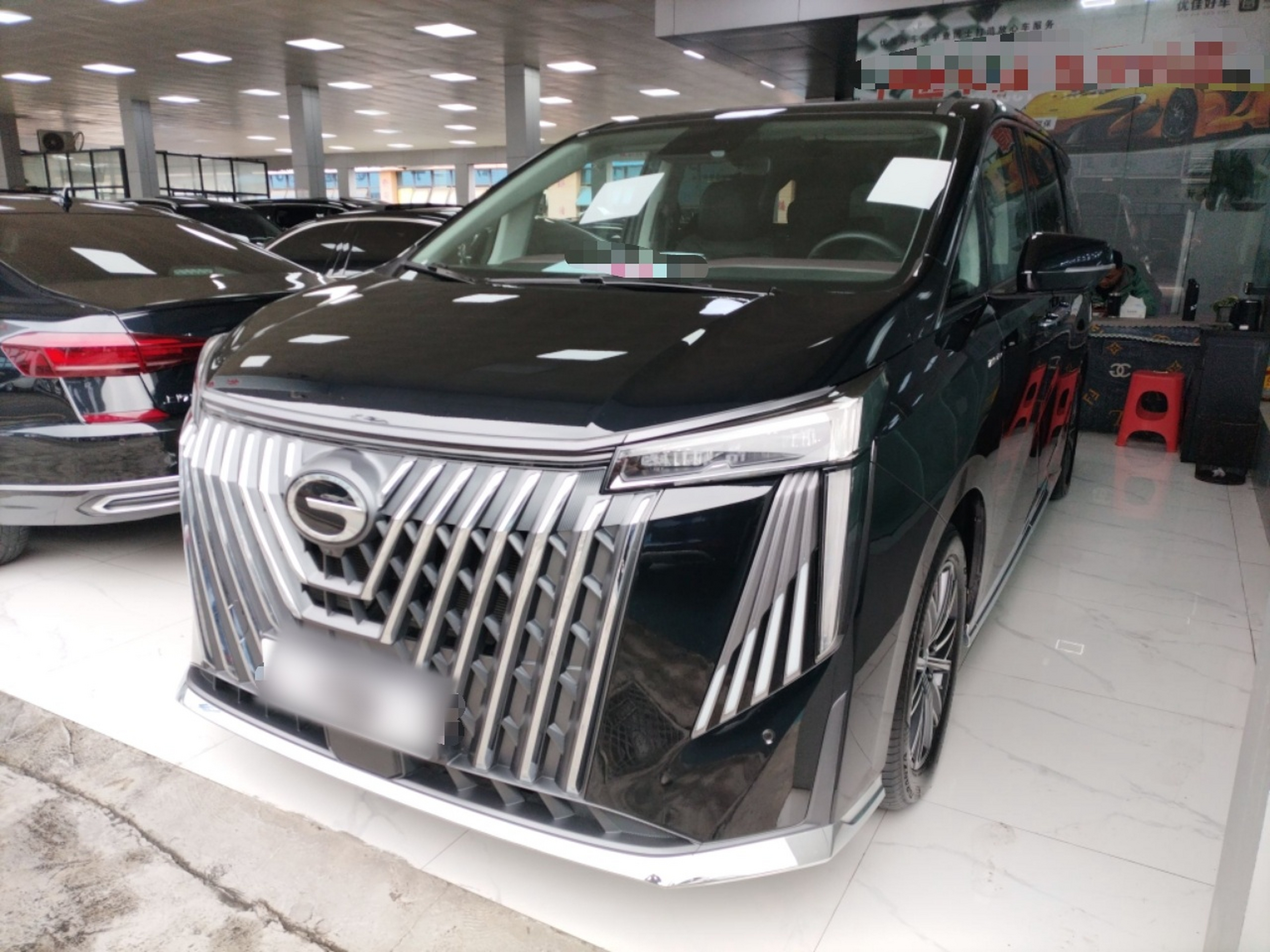 تحت مقدمة السيارة