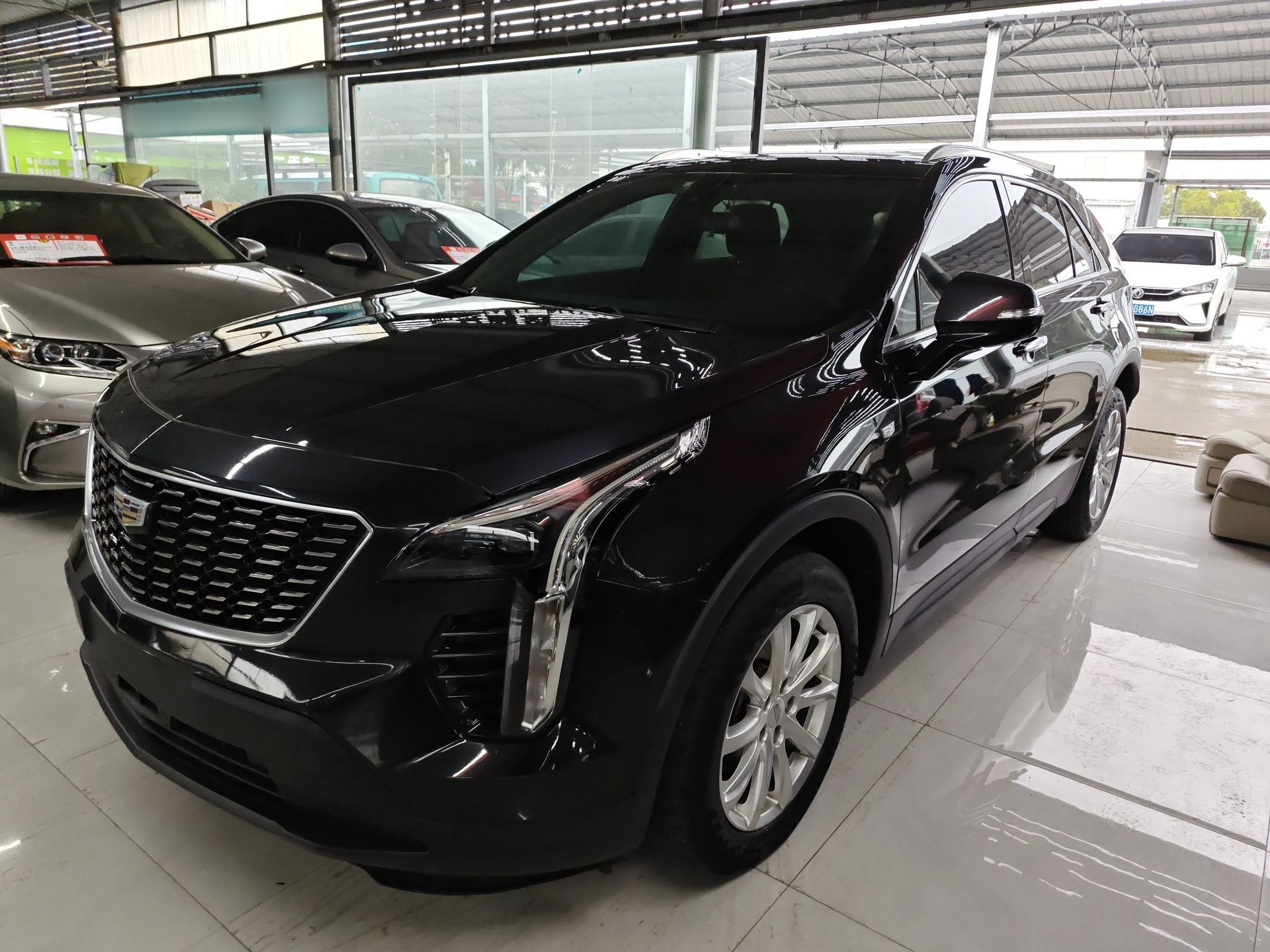 Под передней частью автомобиля