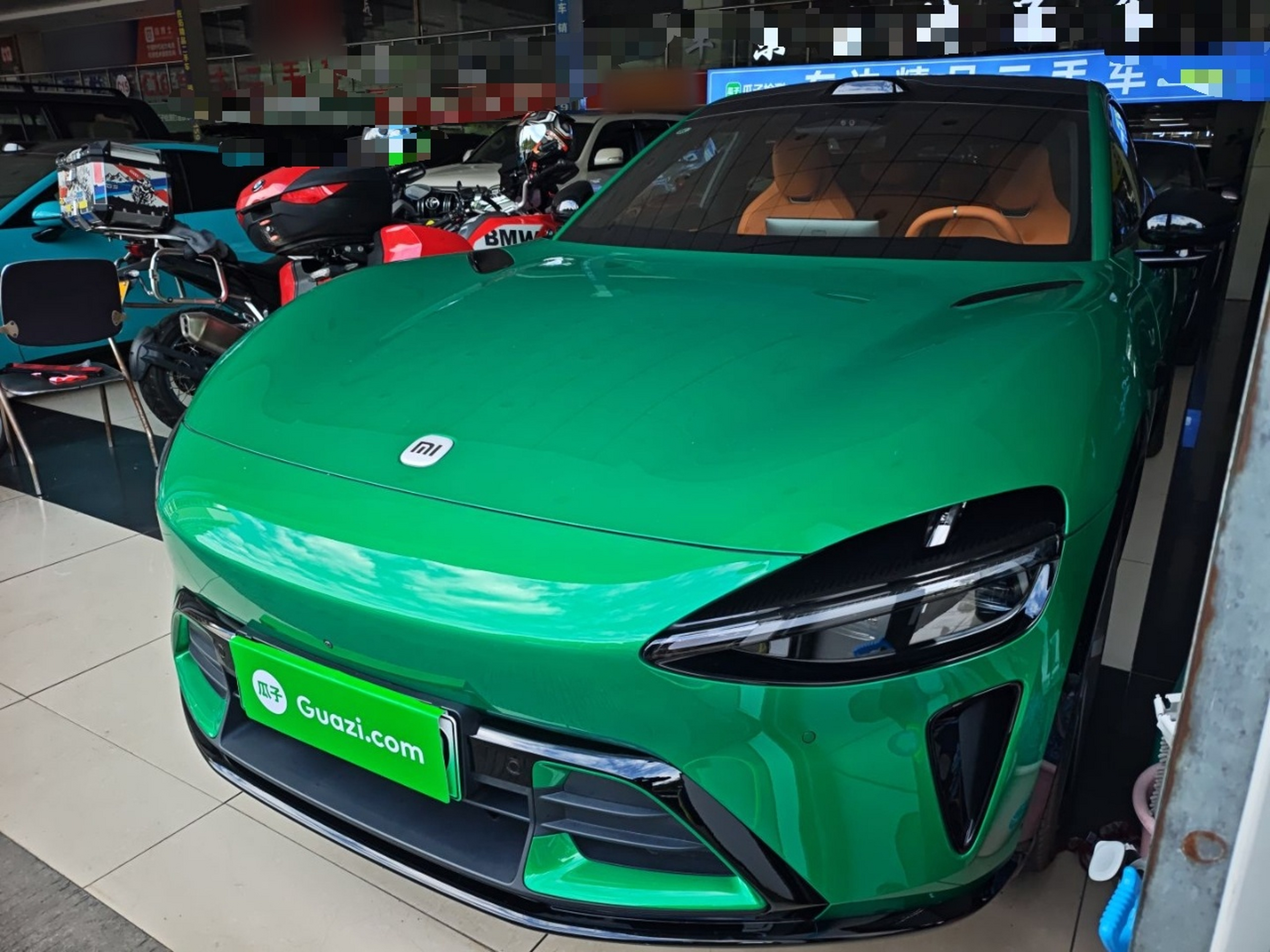 تحت مقدمة السيارة