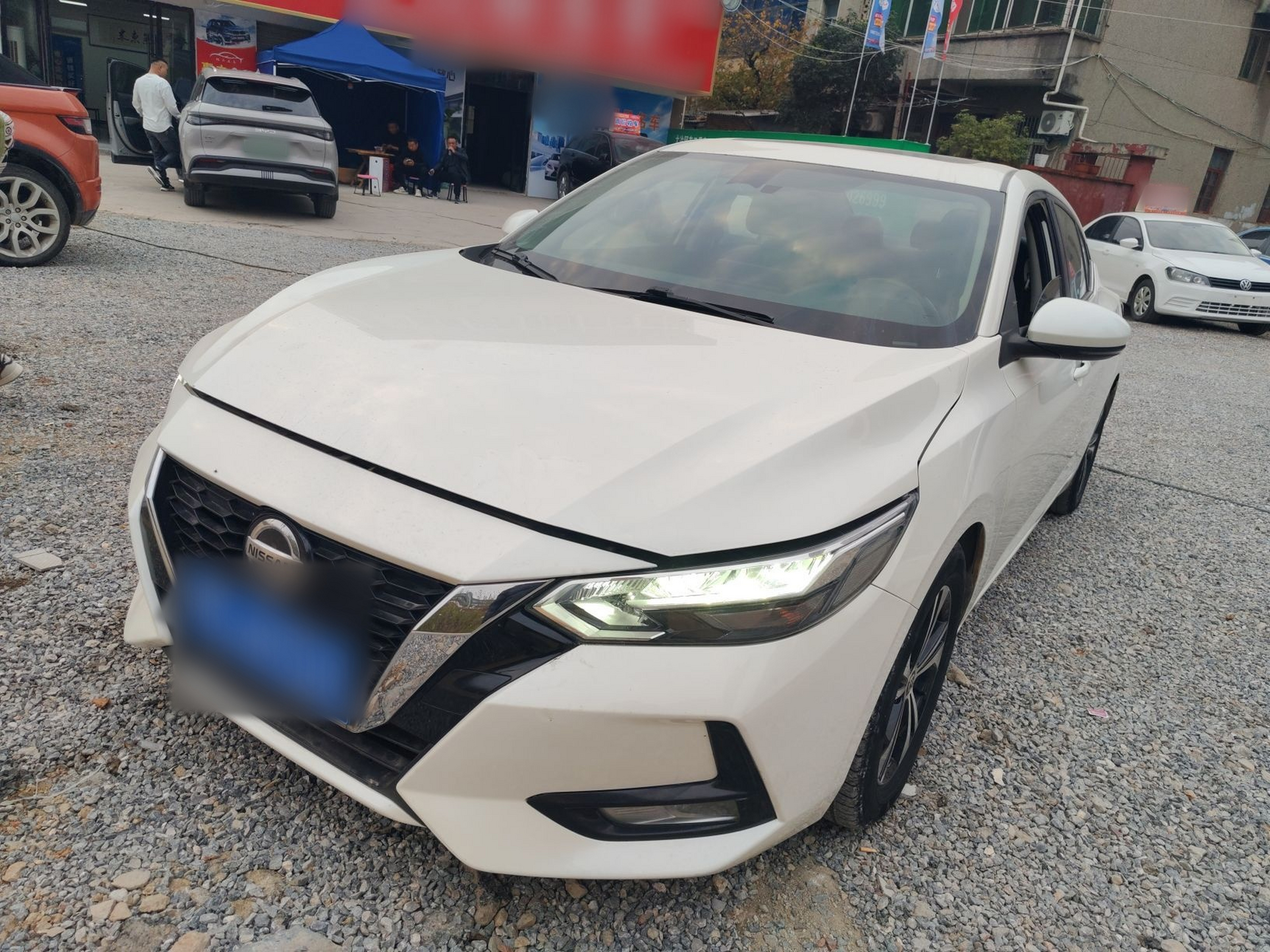 تحت مقدمة السيارة