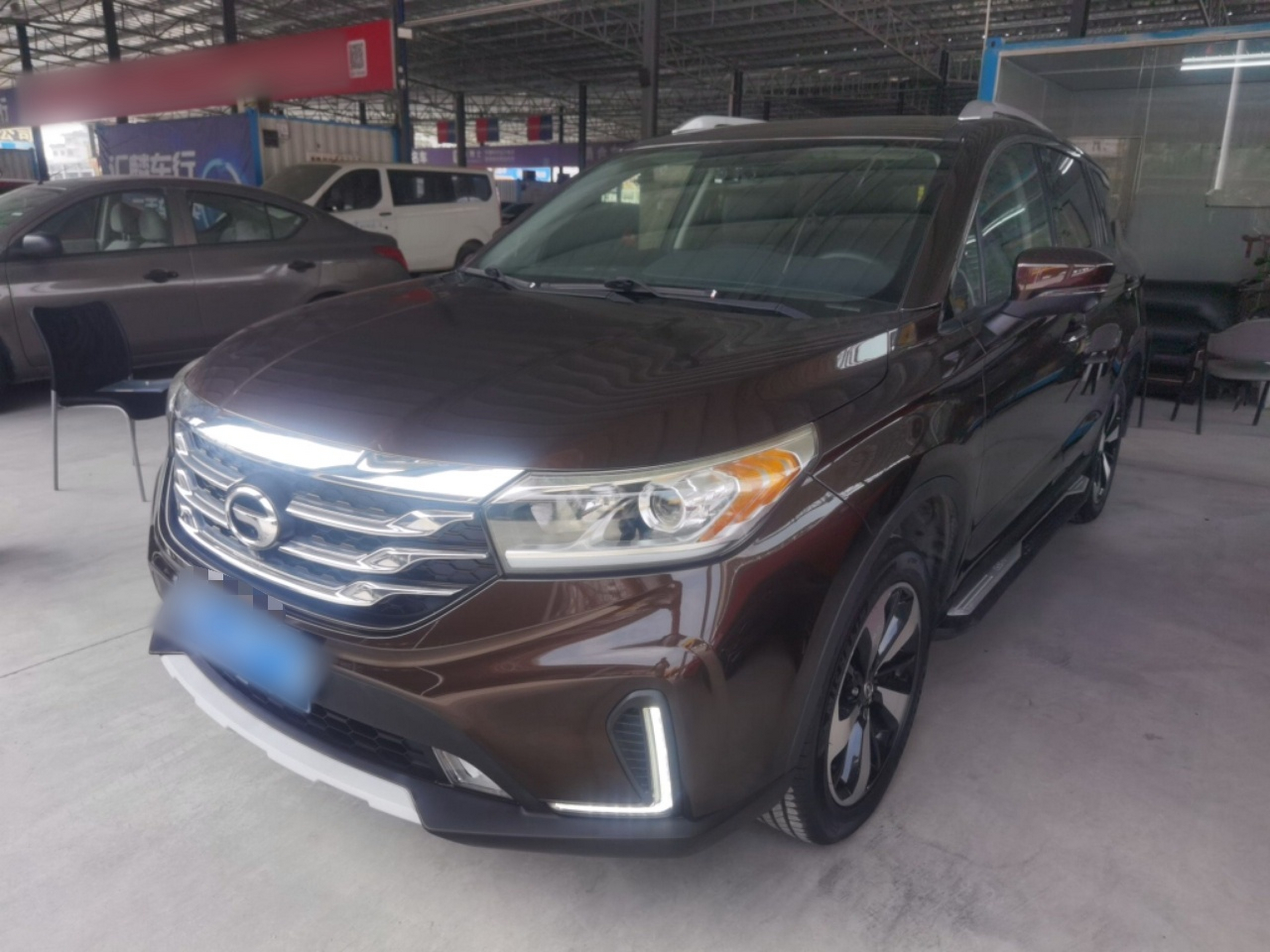 Под передней частью автомобиля