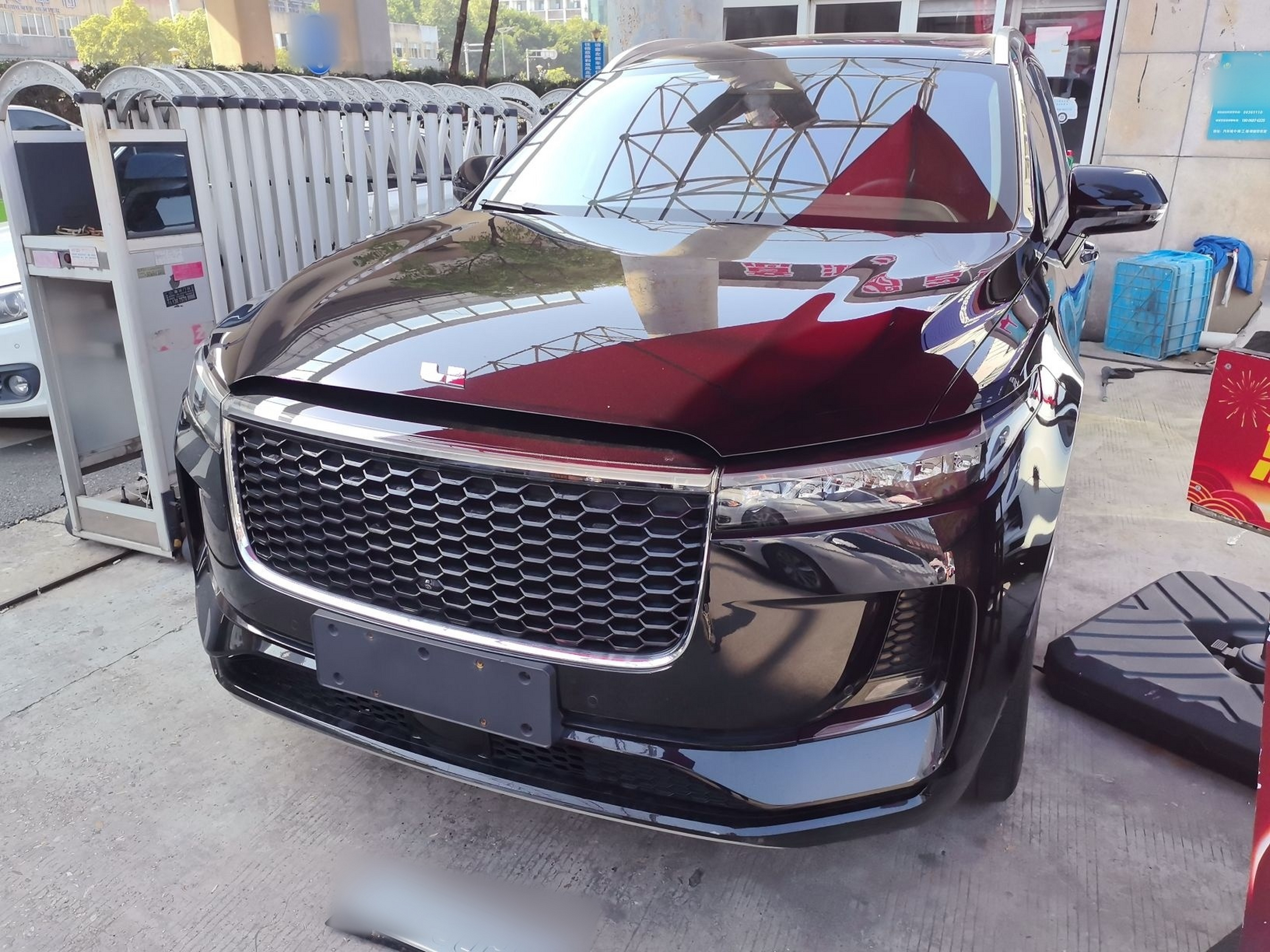 تحت مقدمة السيارة