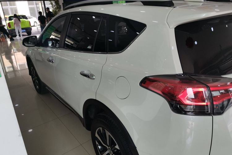 Used Toyota RAV4 2016 2.0L CVT Two-Wheel Drive Fashion Edition China V Standard
