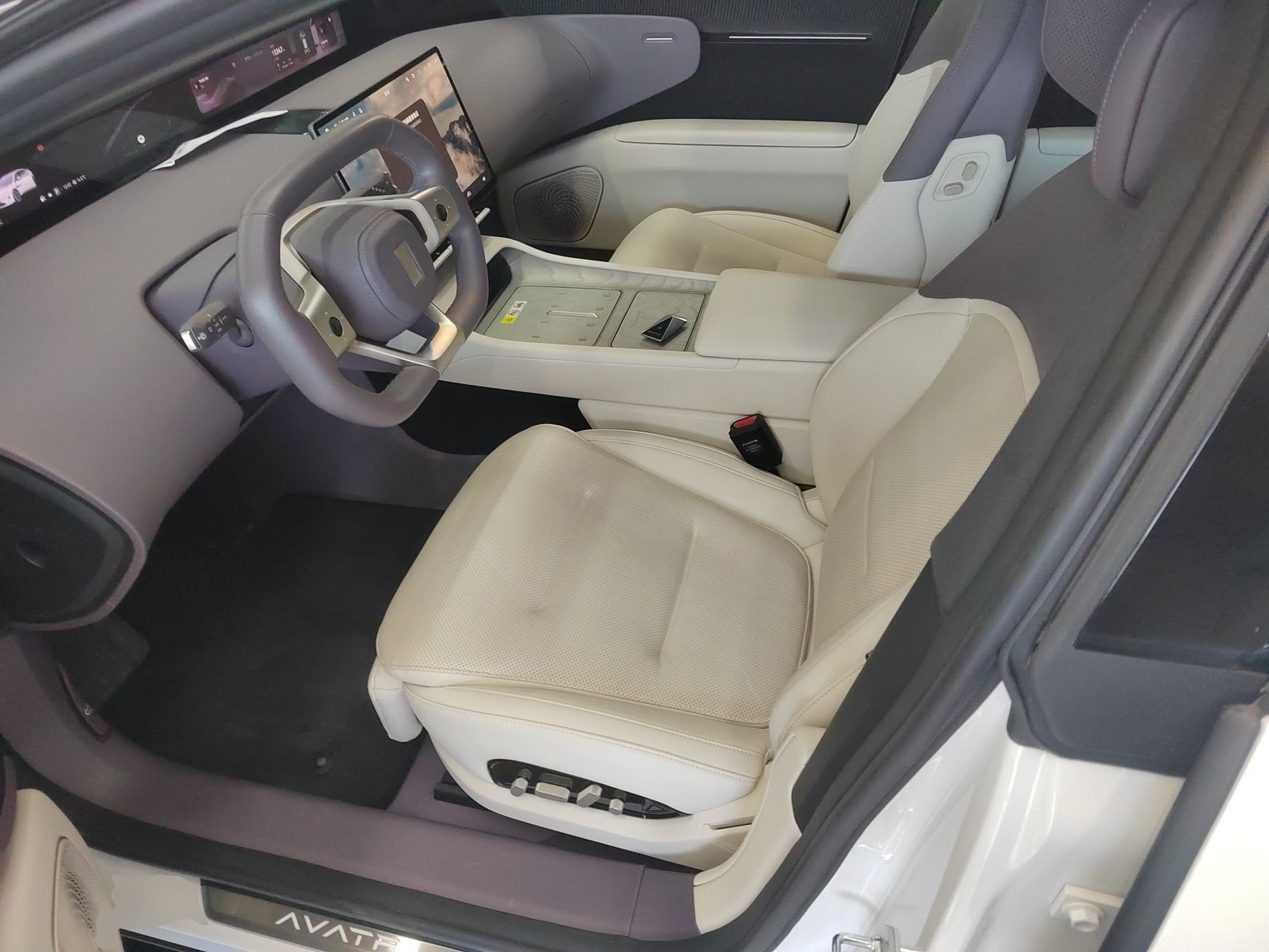 Переднее сиденье в автомобиле