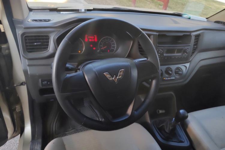 Used Wuling Hongguang V 2019 1.5L Jingqu Edition Sealed-Window Vehicle China VI LAR
