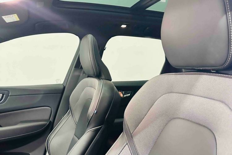 Used Volvo XC60 New Energy 2025 Plug-in Hybrid Long-Range All-Wheel Drive Zhiyuan Extreme Night Black Edition
