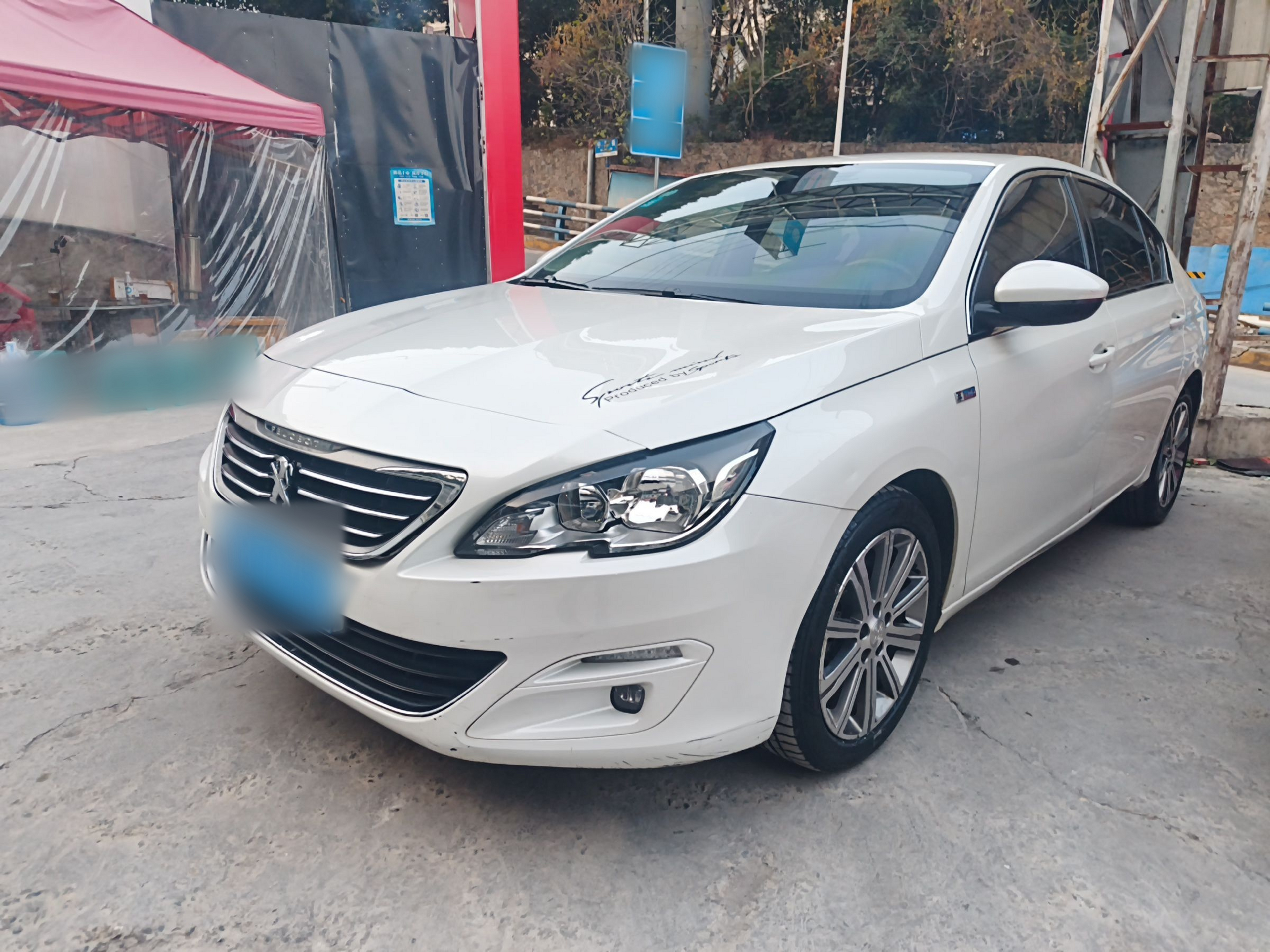 Под передней частью автомобиля