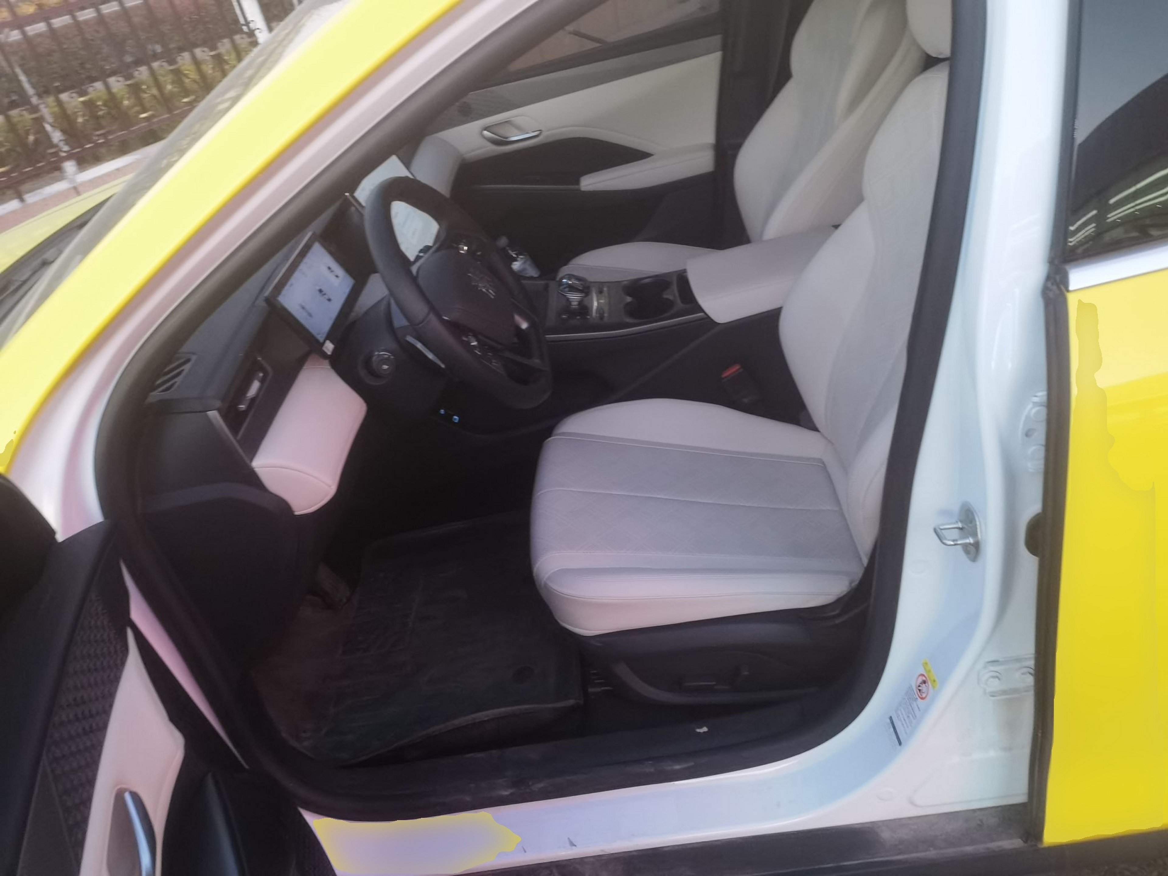 المقاعد الأمامية داخل السيارة