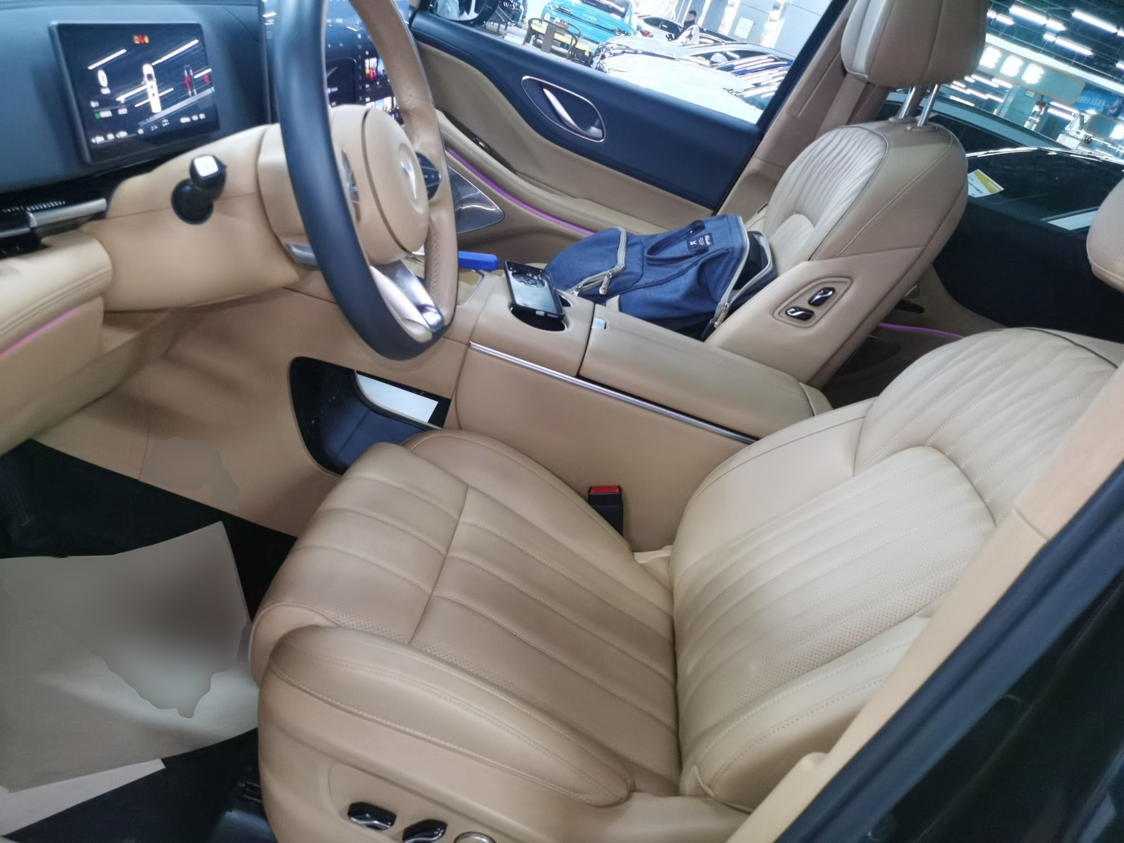 المقاعد الأمامية داخل السيارة