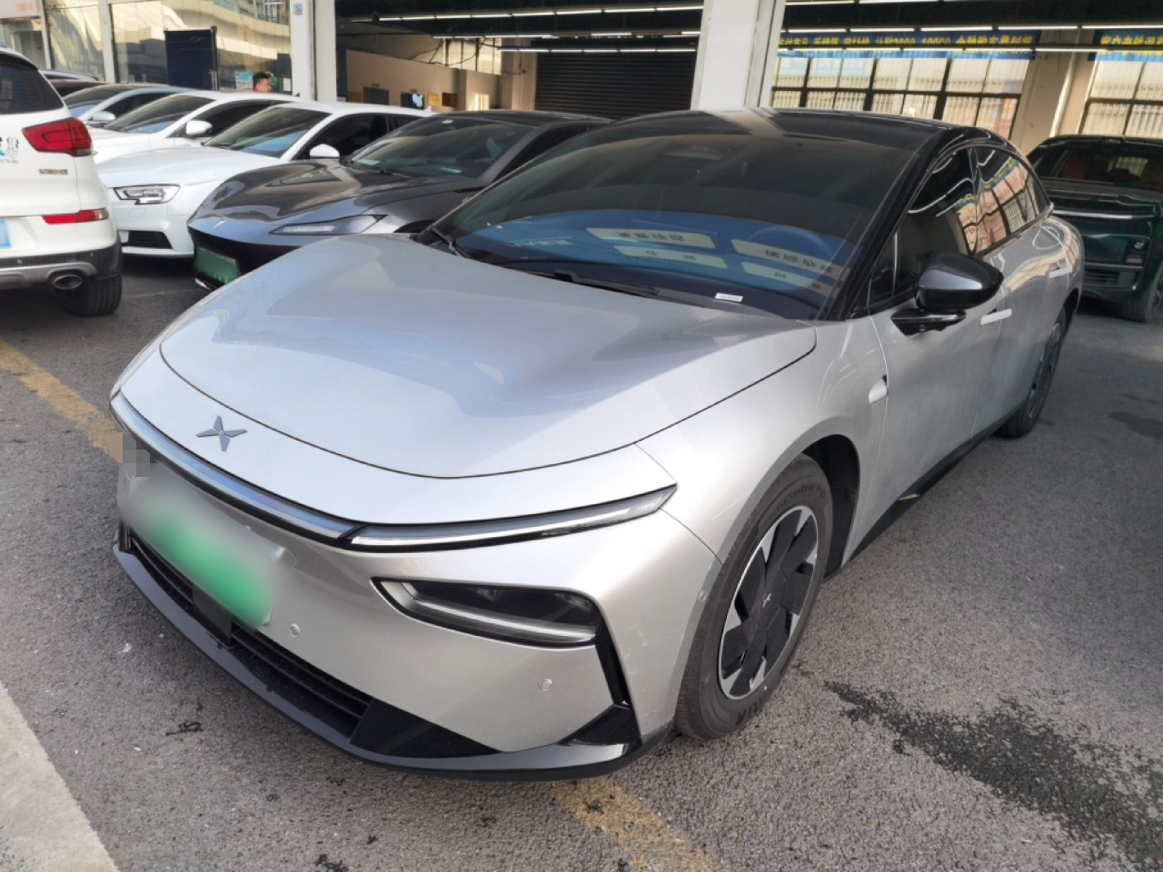 تحت مقدمة السيارة