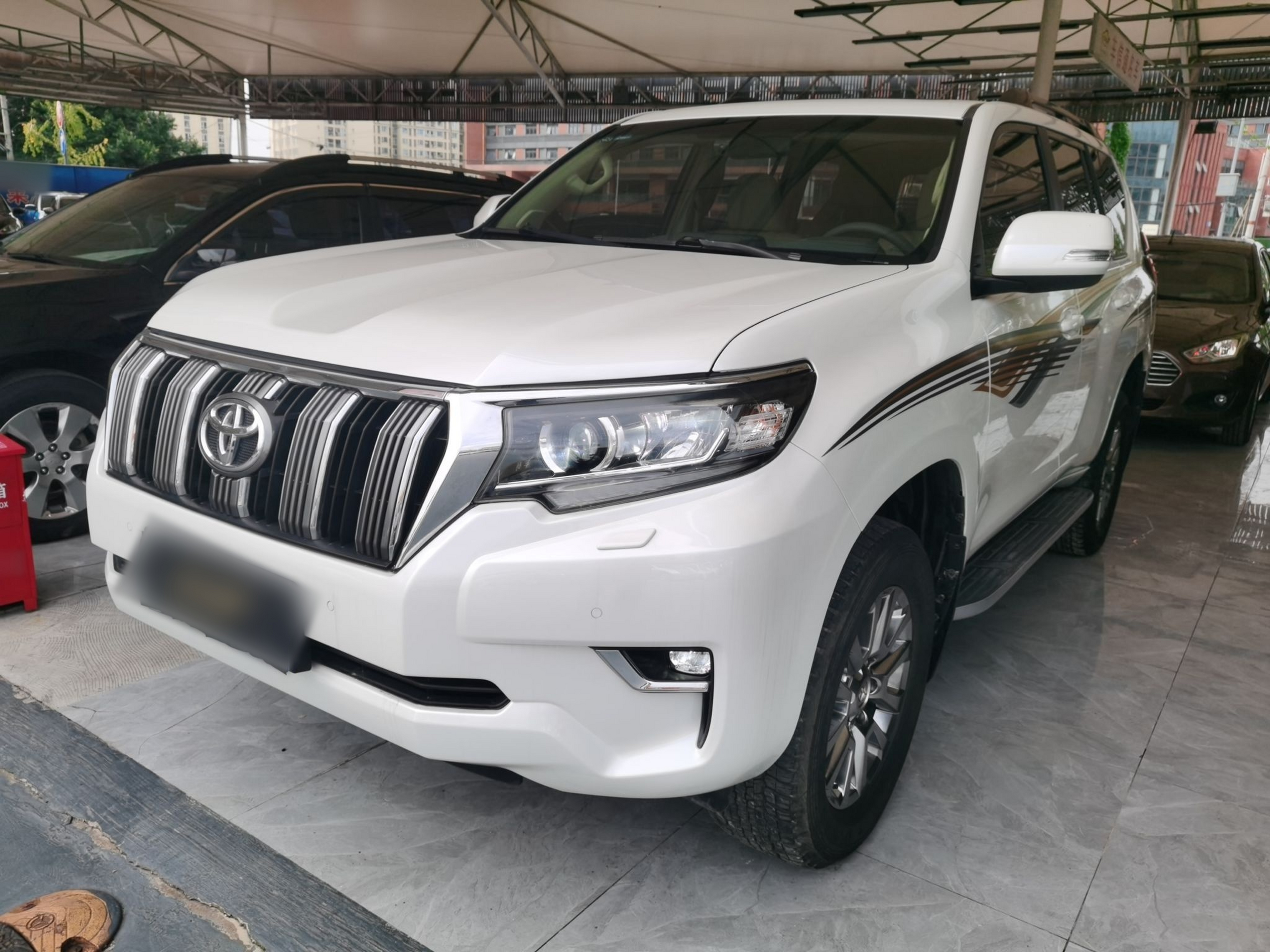 Под передней частью автомобиля