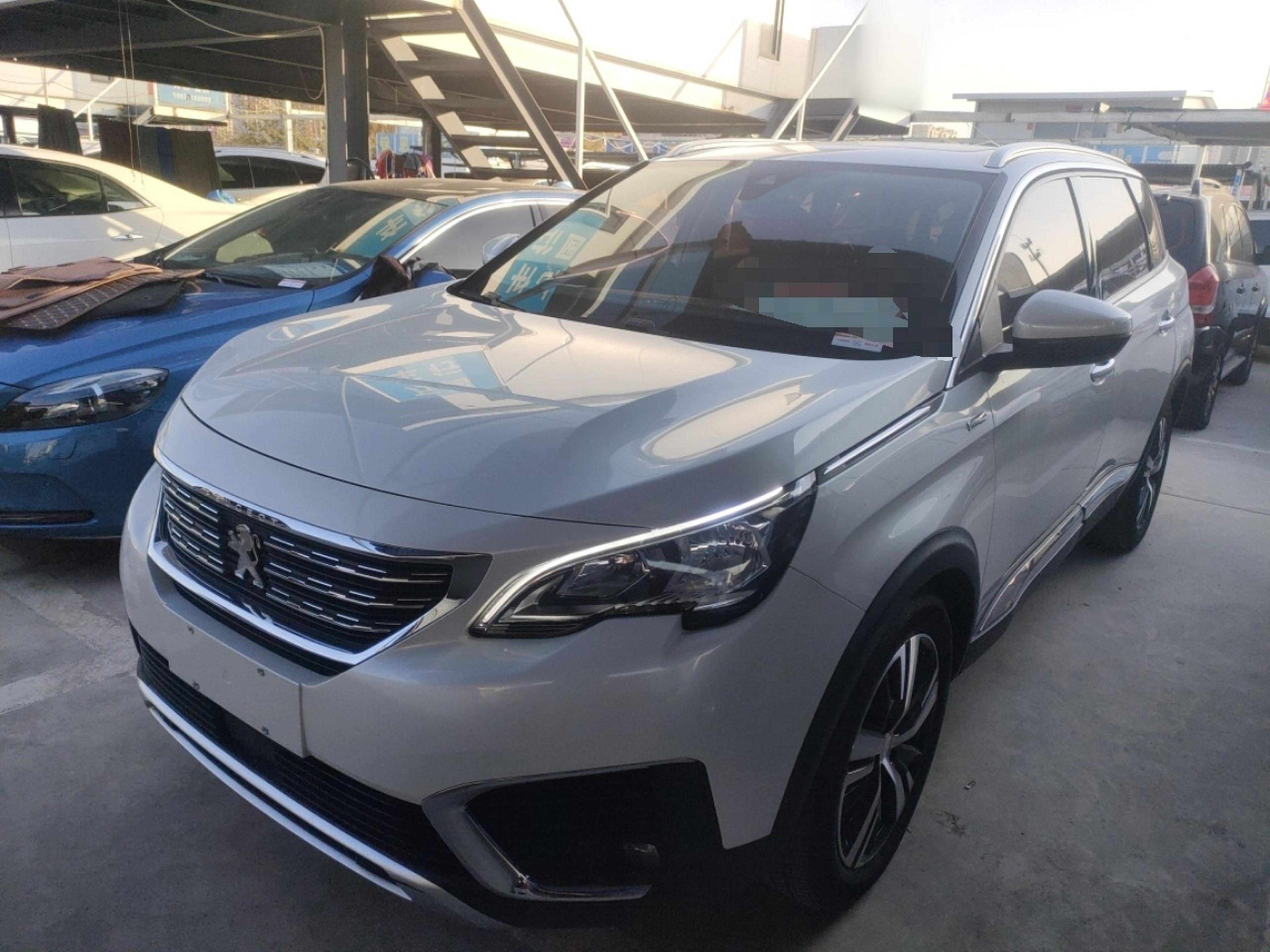 تحت مقدمة السيارة