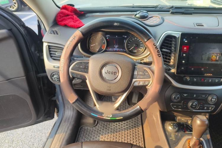 Used  Cherokee 2014 3.2L High-Performance Version
