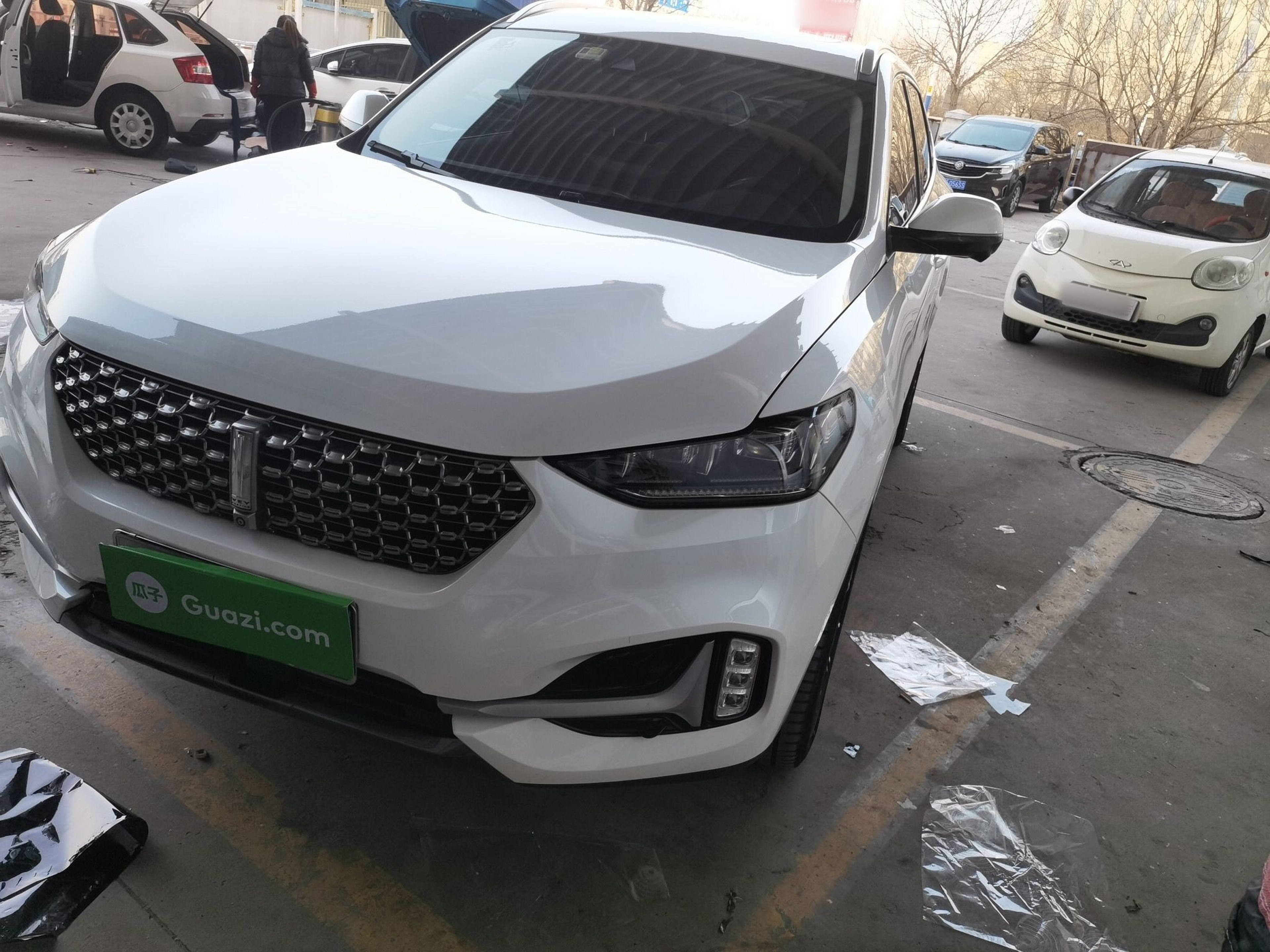 تحت مقدمة السيارة