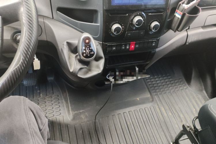 Used Iveco Eurocargo 2021 3.0T Automatic Chao Rui Short Wheelbase Low-Roof Side-Sliding Door F1C