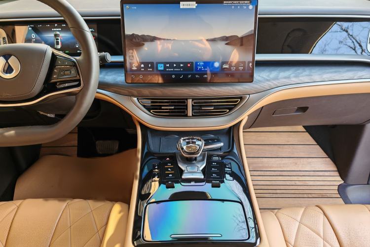 Used Denza D9 2024 DM-i 980 Four-Wheel Drive Prestige Model
