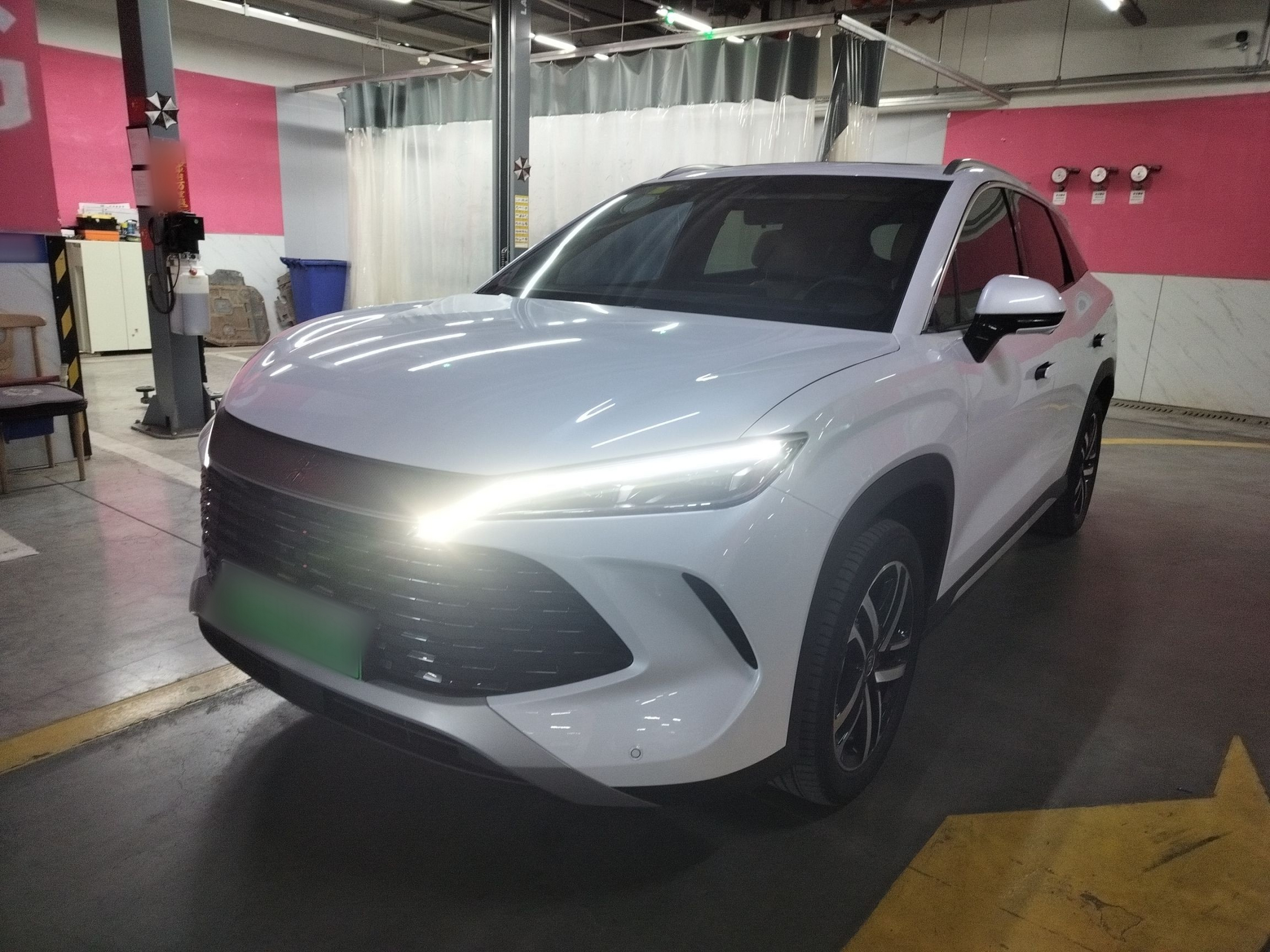 تحت مقدمة السيارة