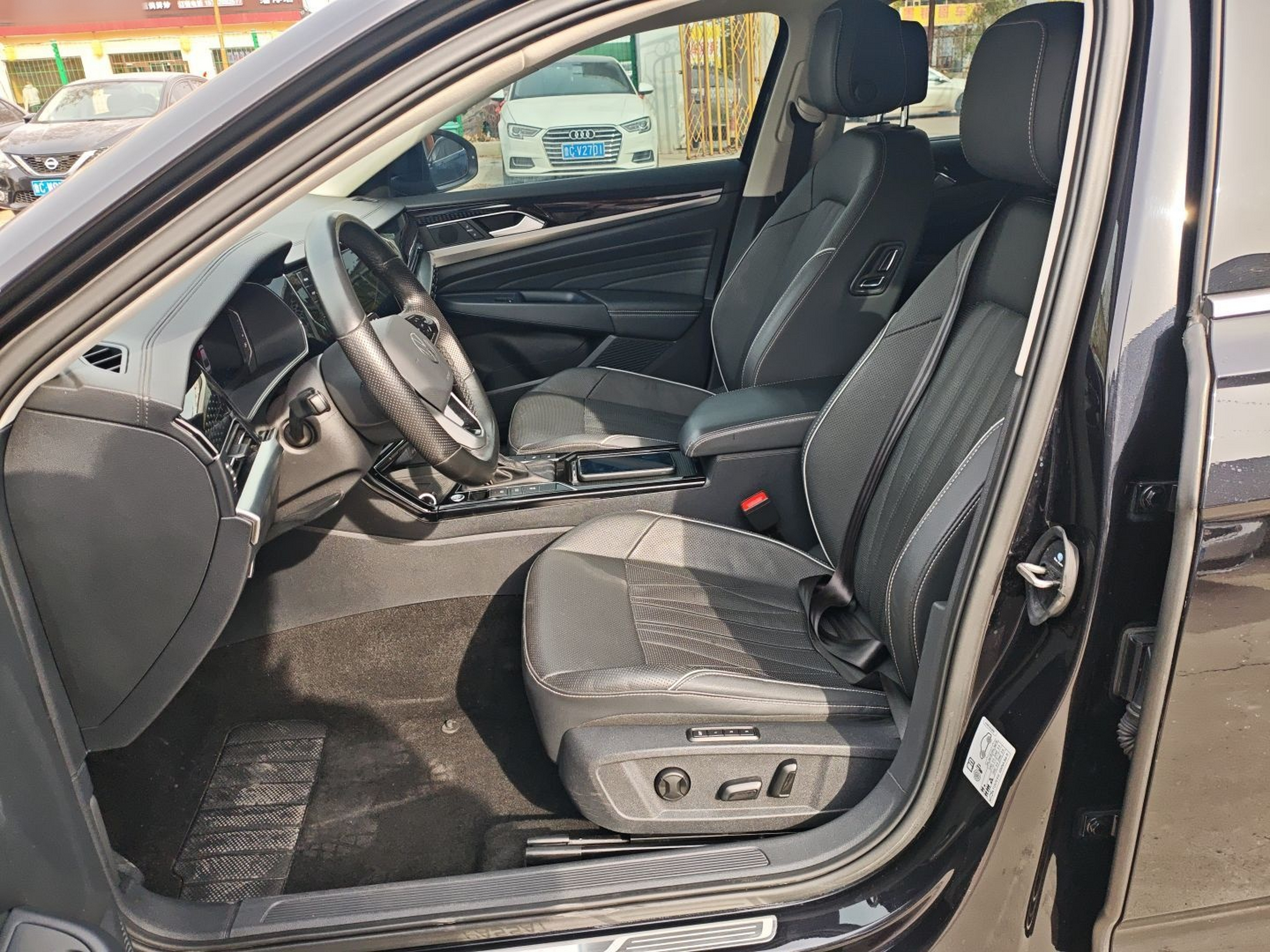 Переднее сиденье в автомобиле