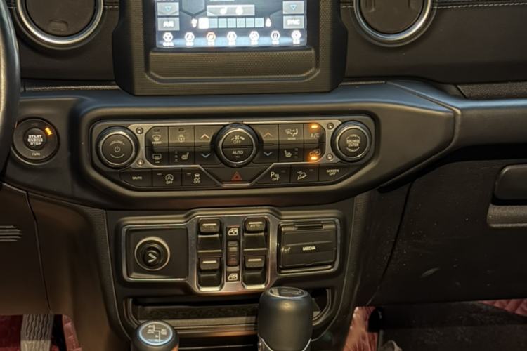 Used  Wrangler 2019 2.0T Sahara Four-Door Version China VI Emission Standard
