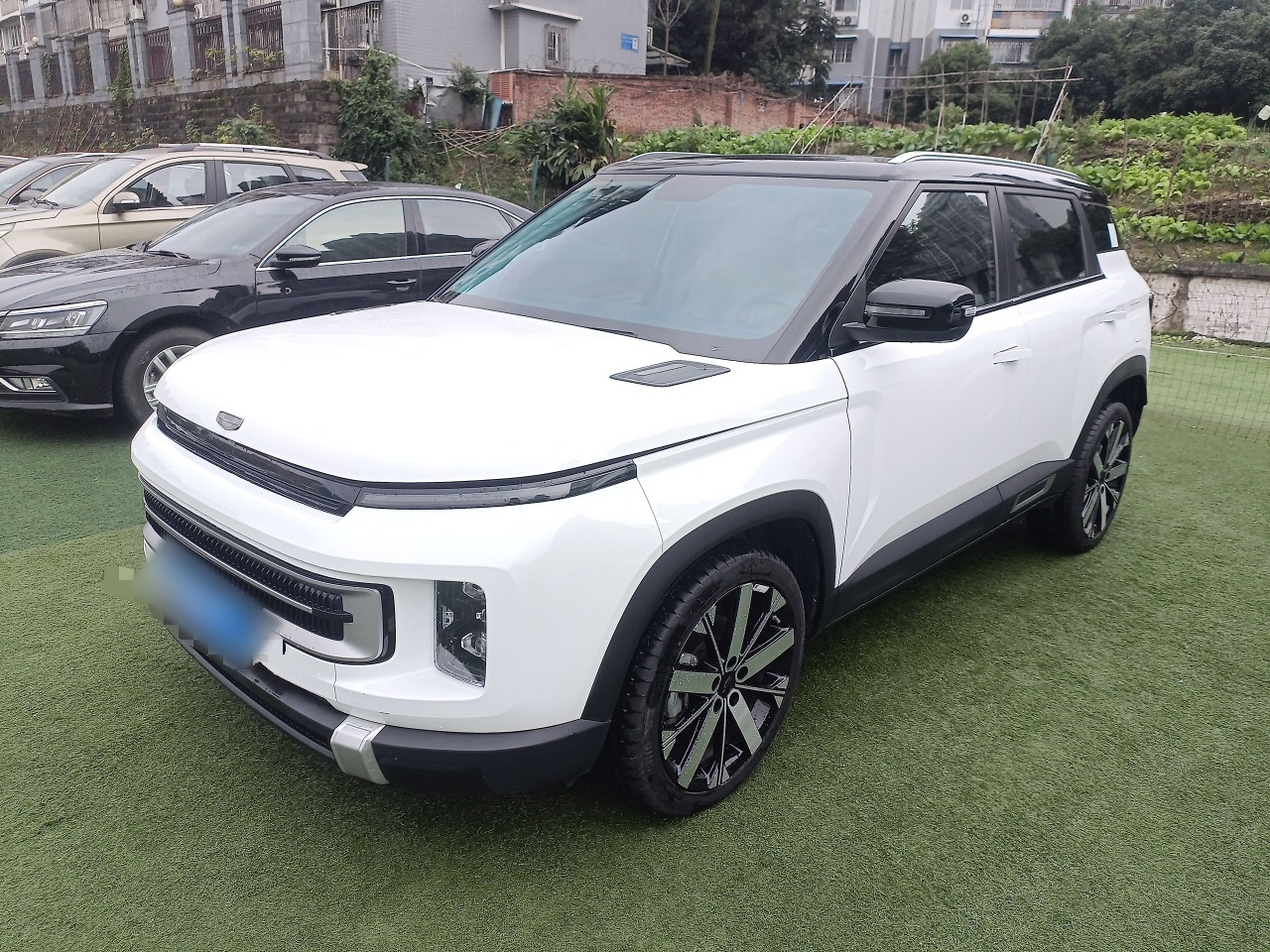 Под передней частью автомобиля