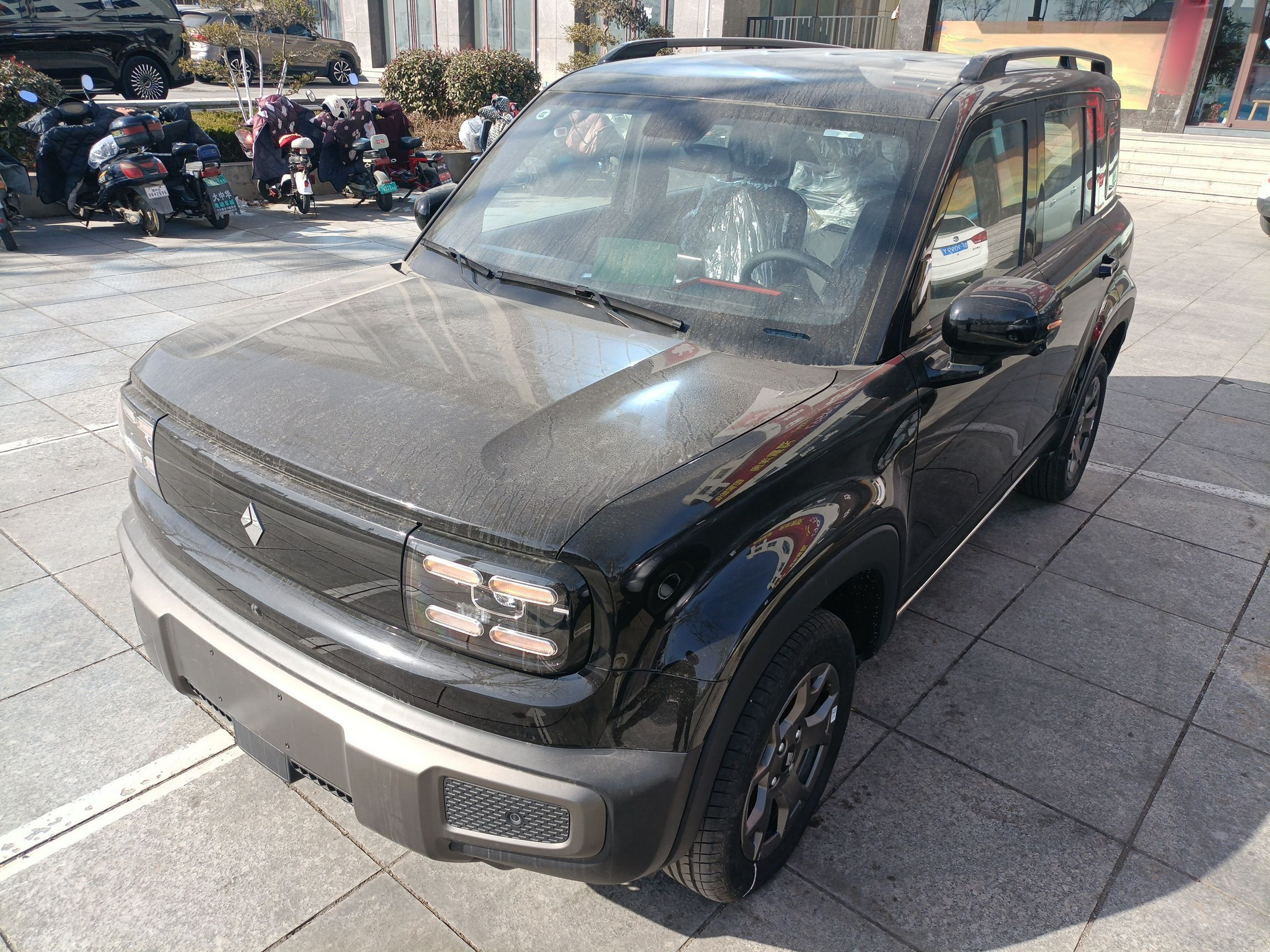 تحت مقدمة السيارة