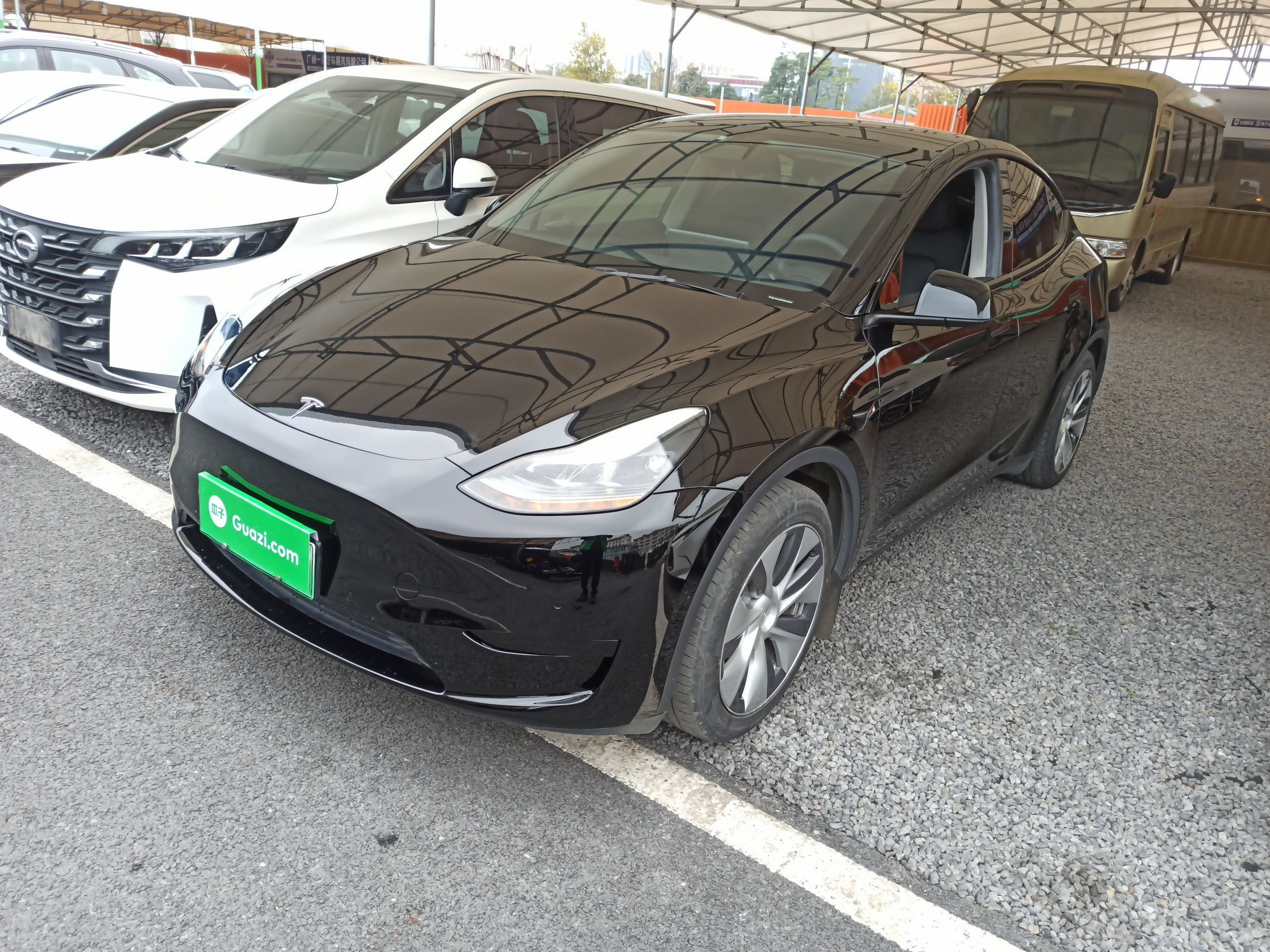 Под передней частью автомобиля