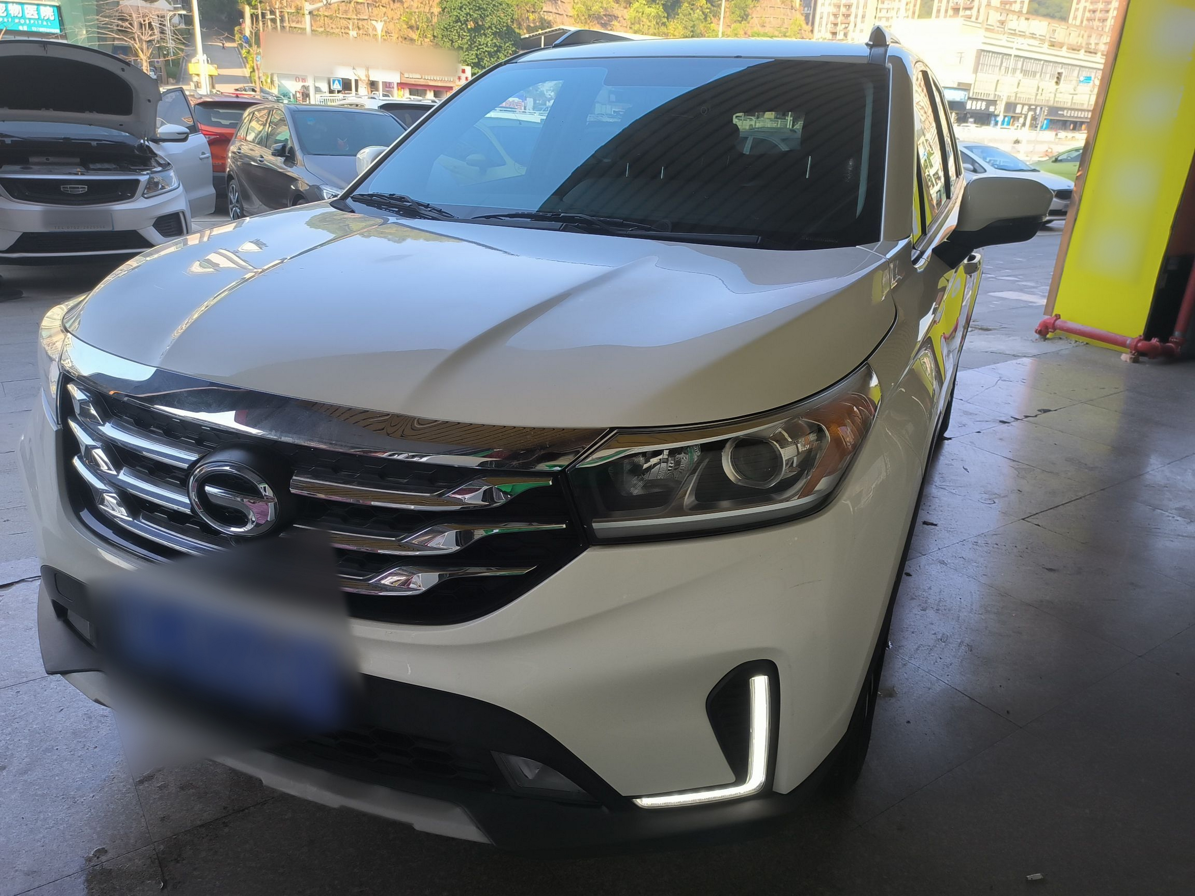 تحت مقدمة السيارة