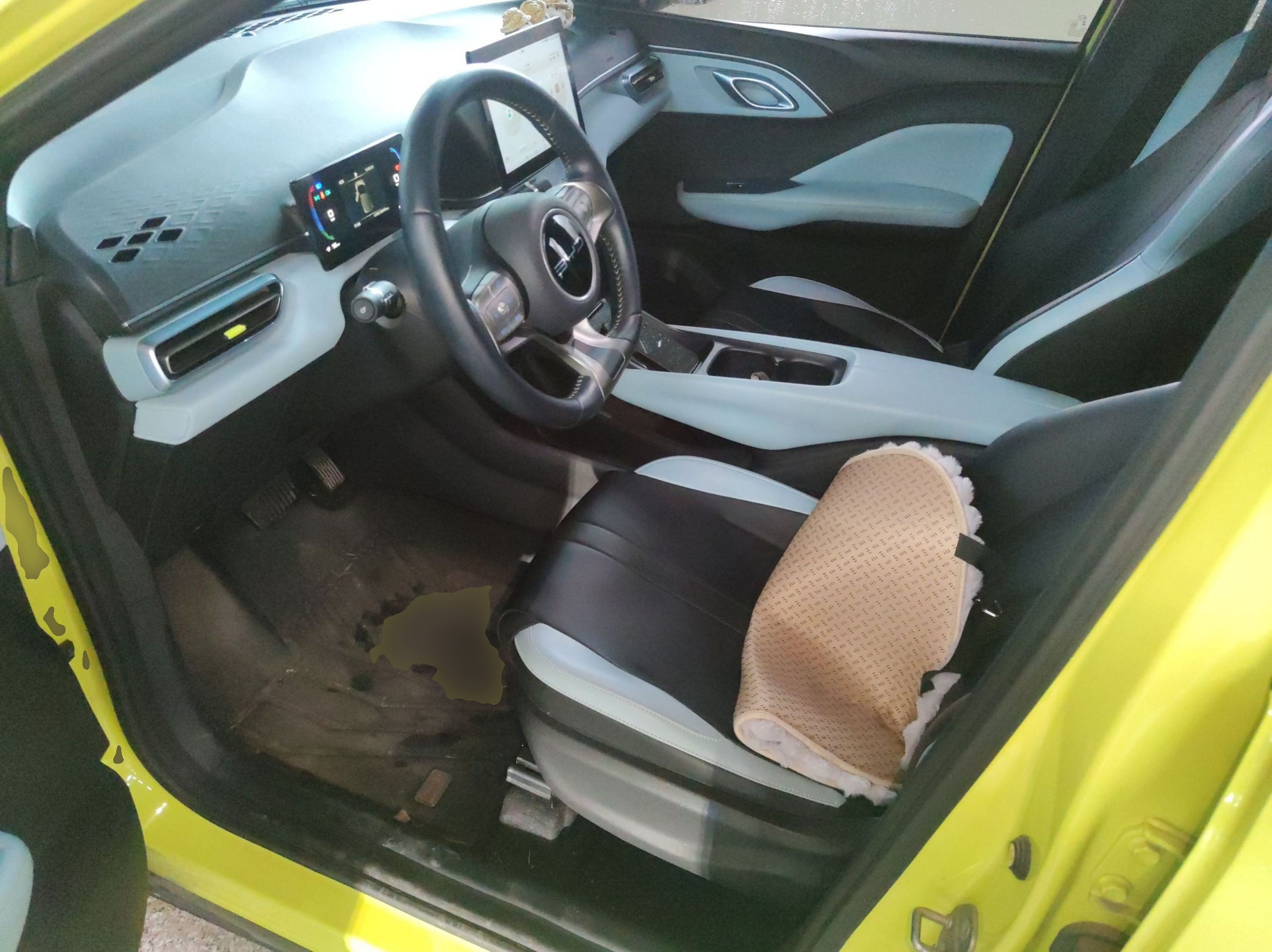 المقاعد الأمامية داخل السيارة