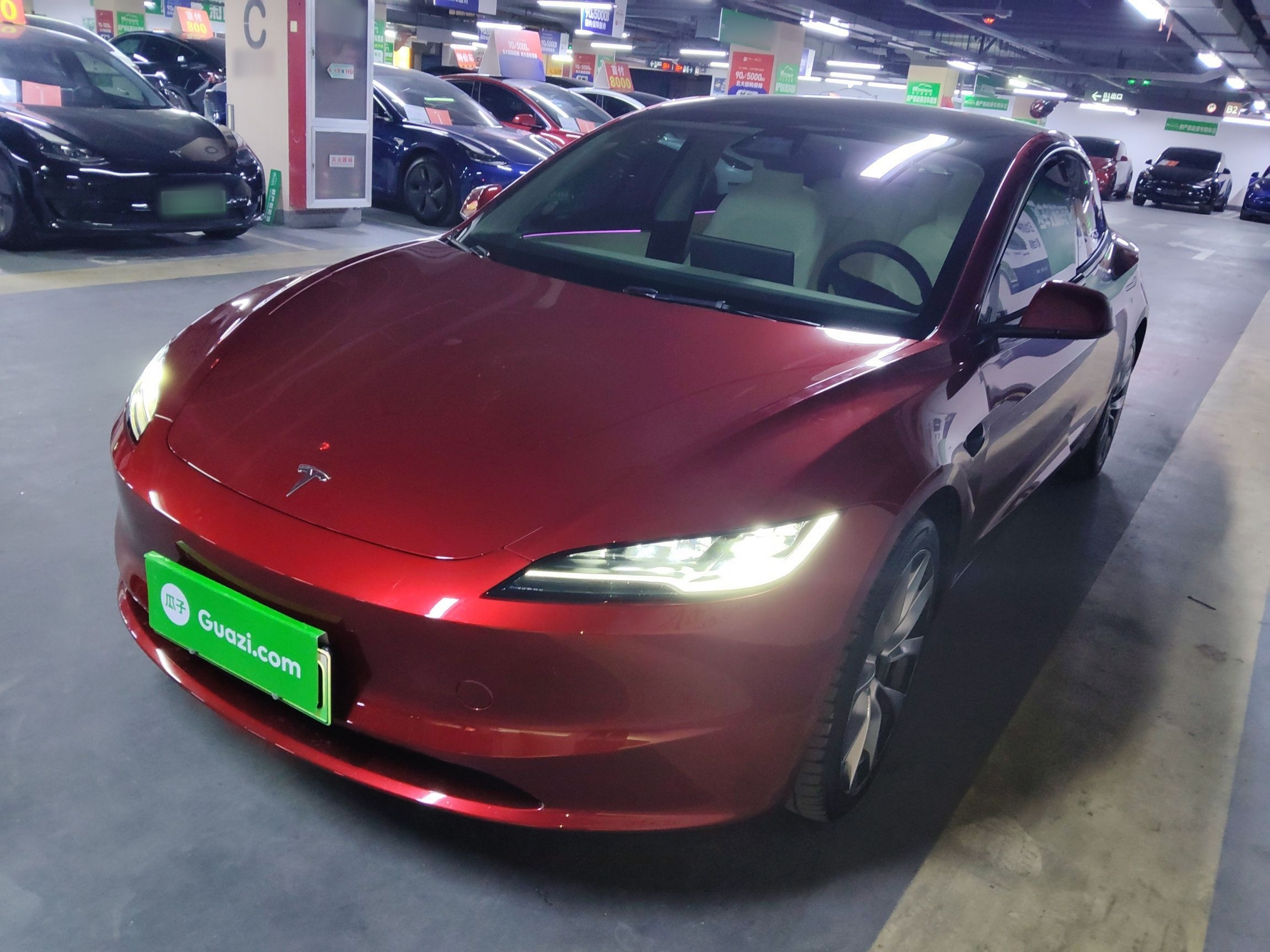 تحت مقدمة السيارة