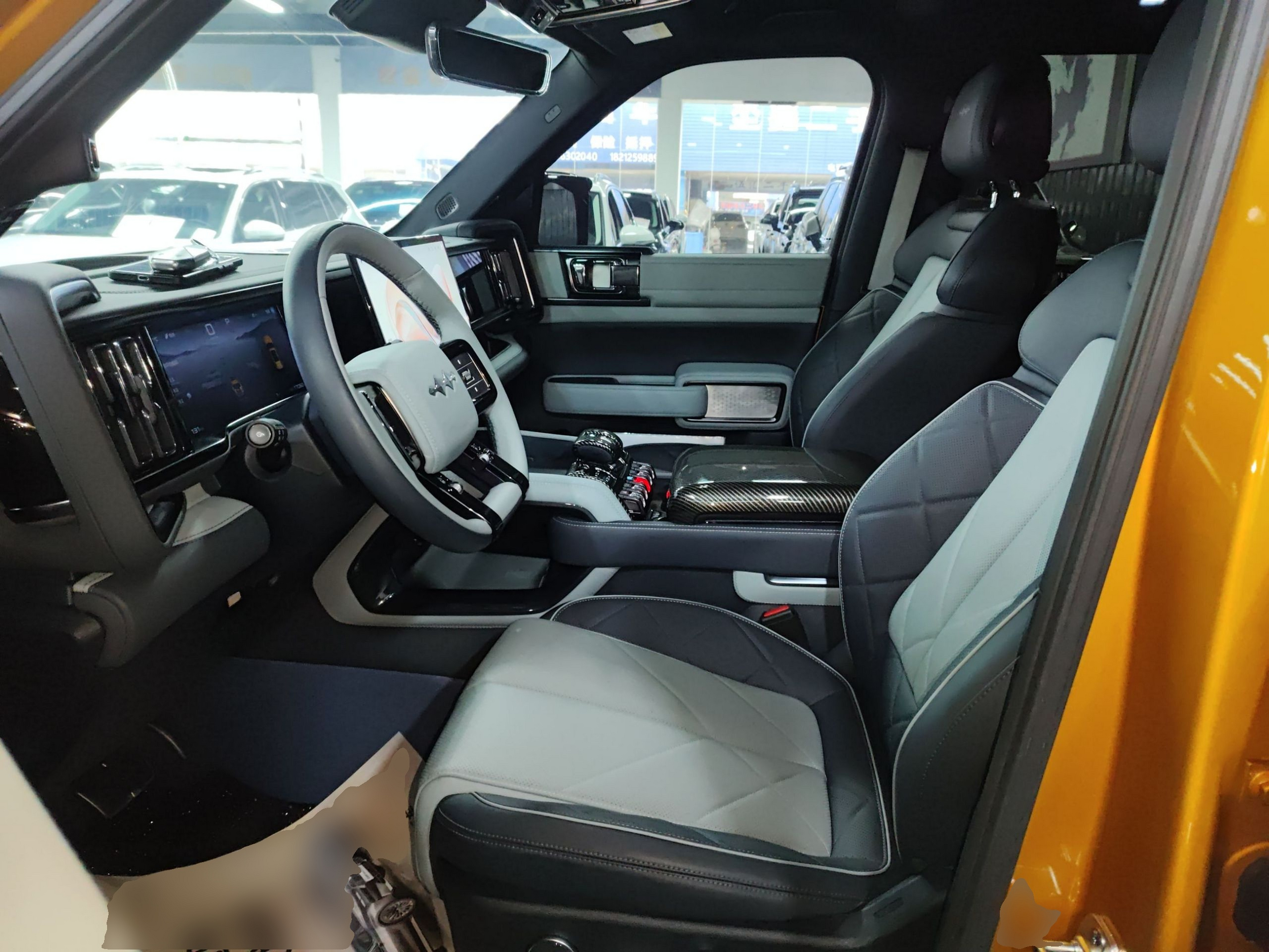 المقاعد الأمامية داخل السيارة