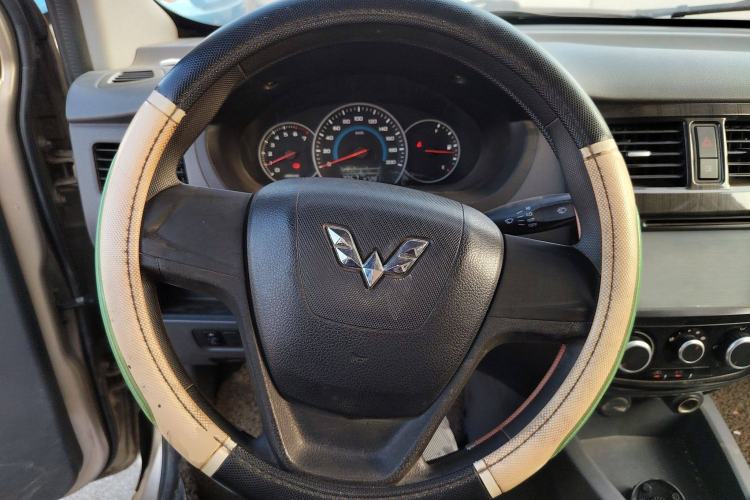 Used Wuling Rongguang V 2015 1.5L Base Version
