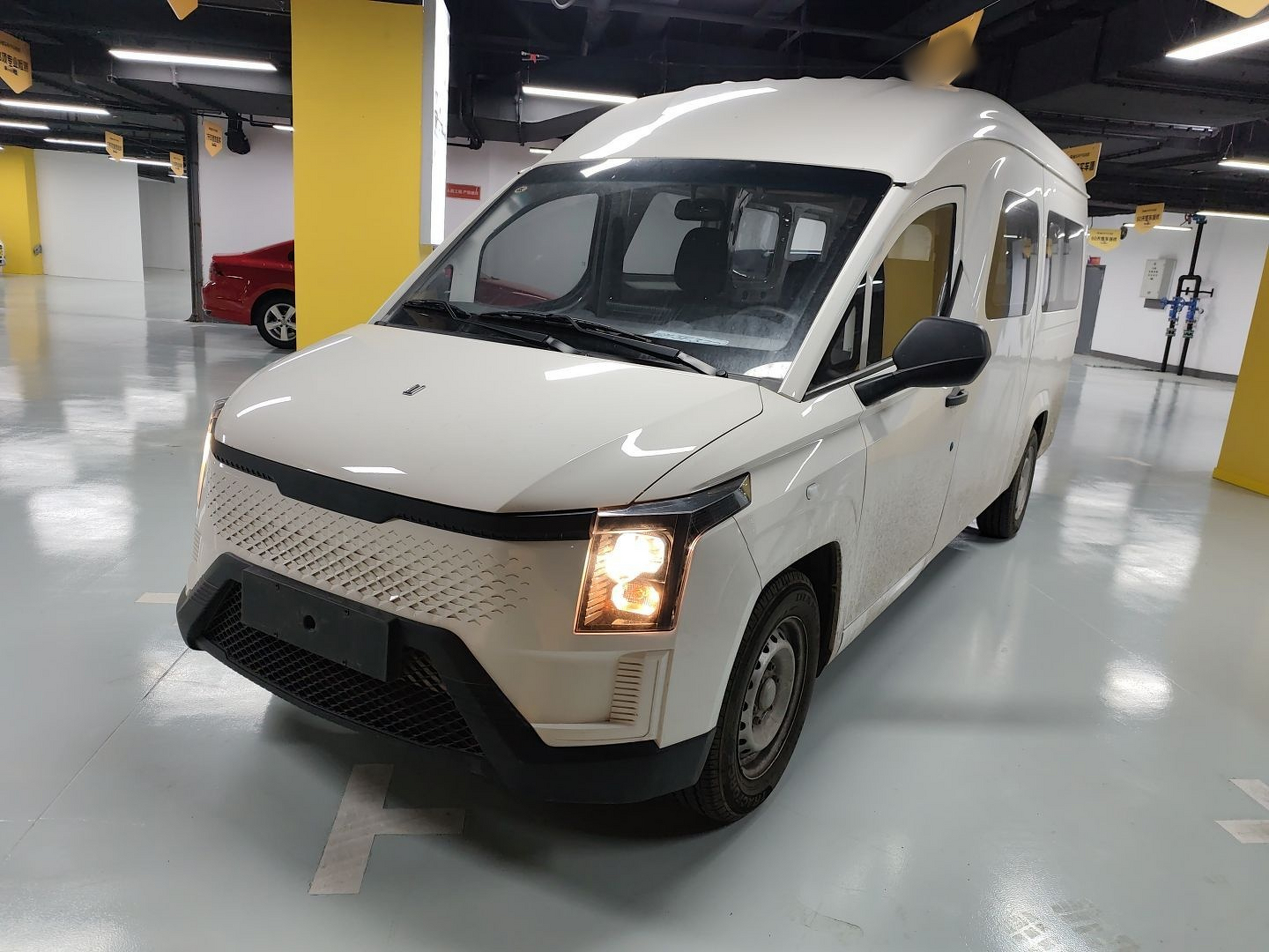 تحت مقدمة السيارة