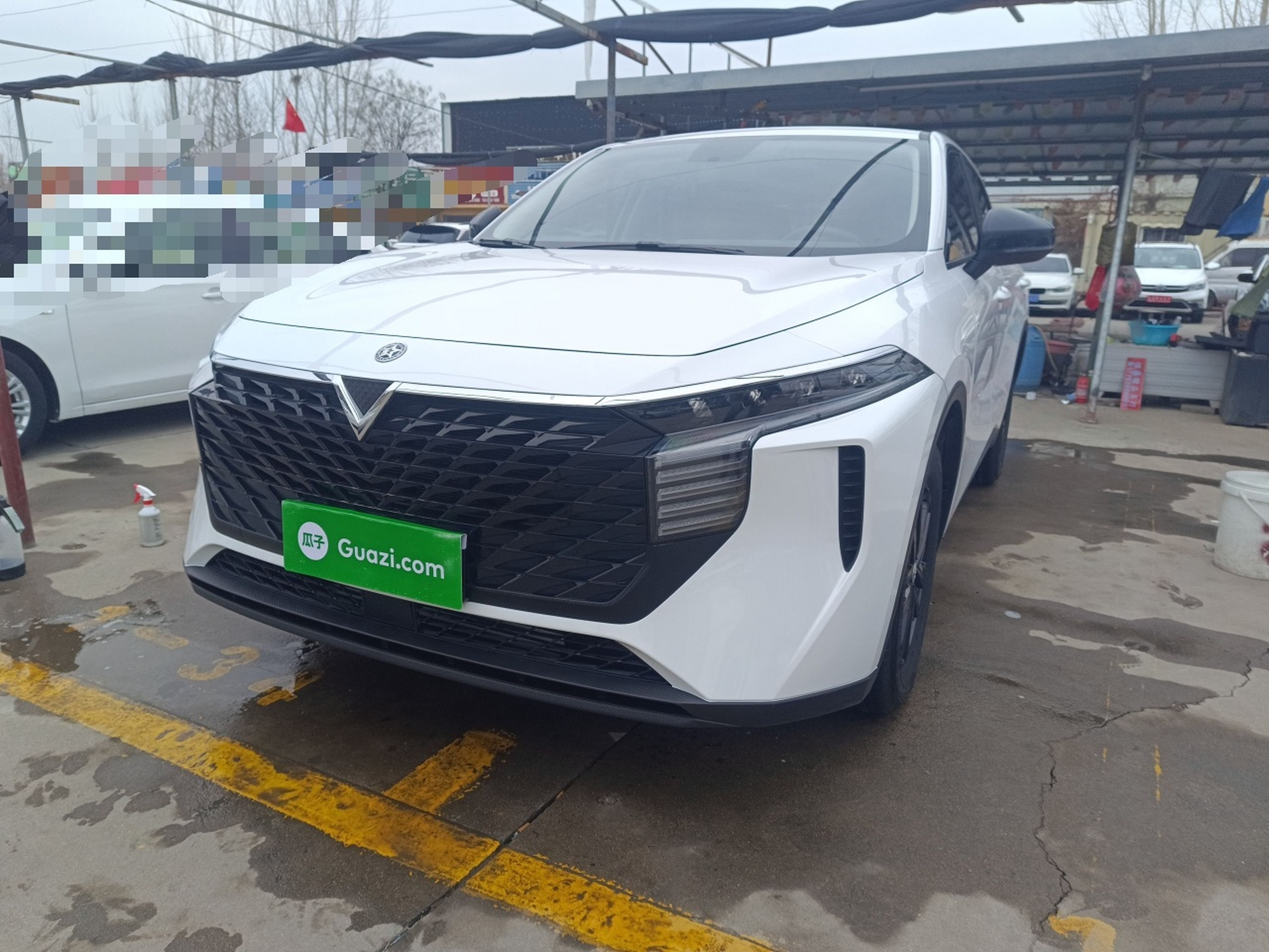 Под передней частью автомобиля