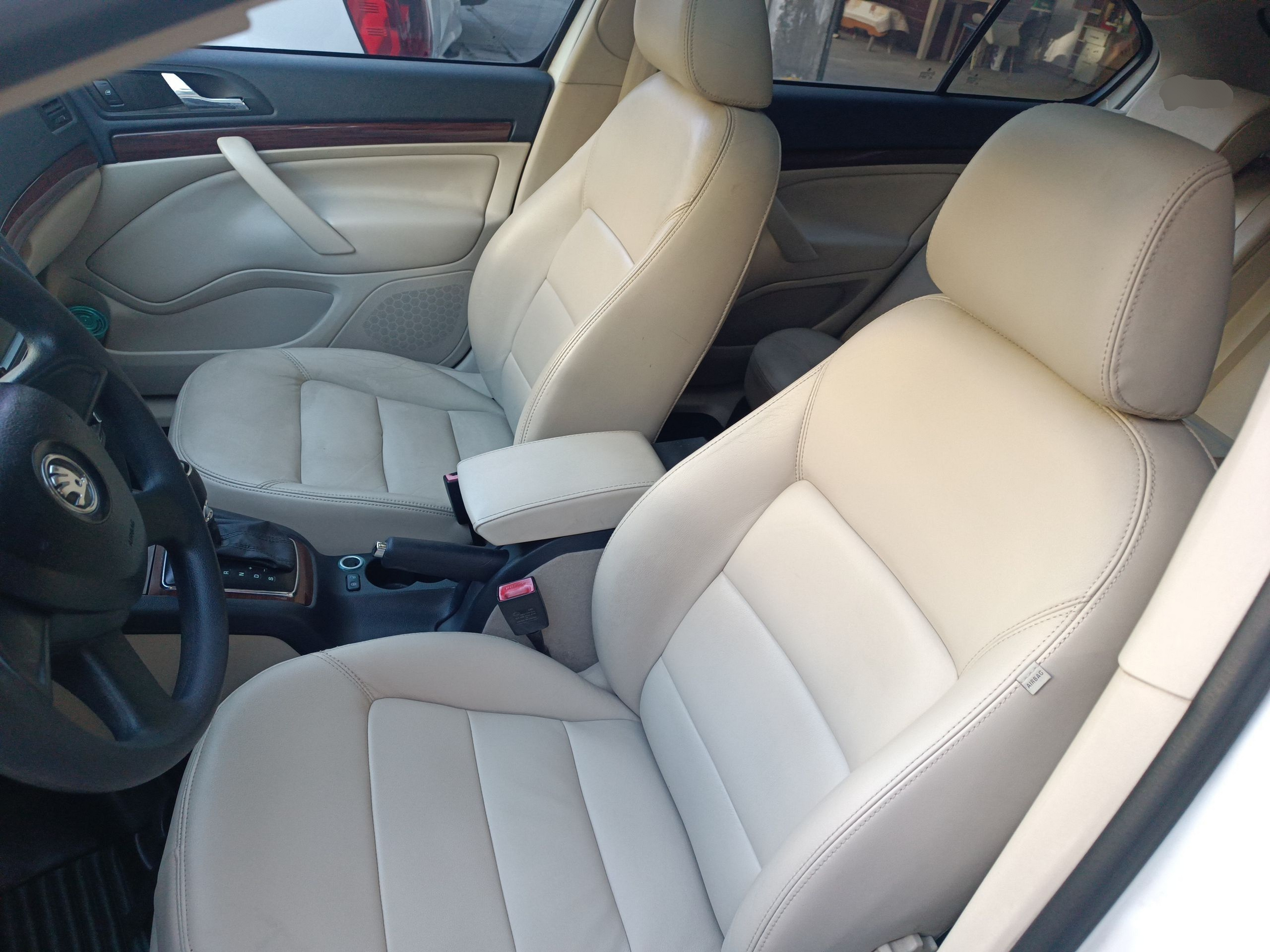 المقاعد الأمامية داخل السيارة