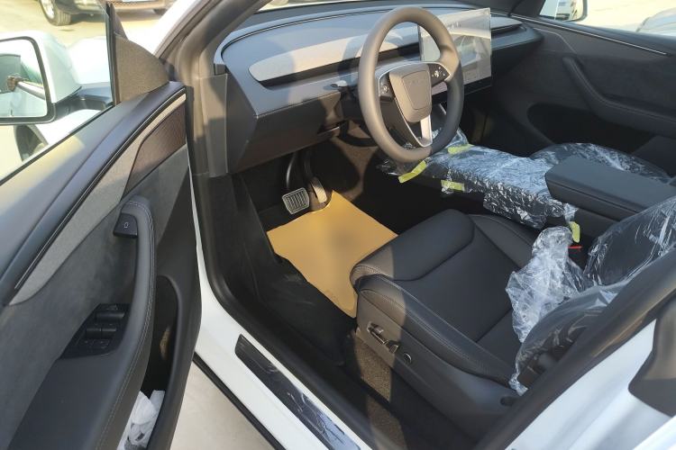 Used Tesla Model Y L 2025 Long-Range All-Wheel-Drive Version
