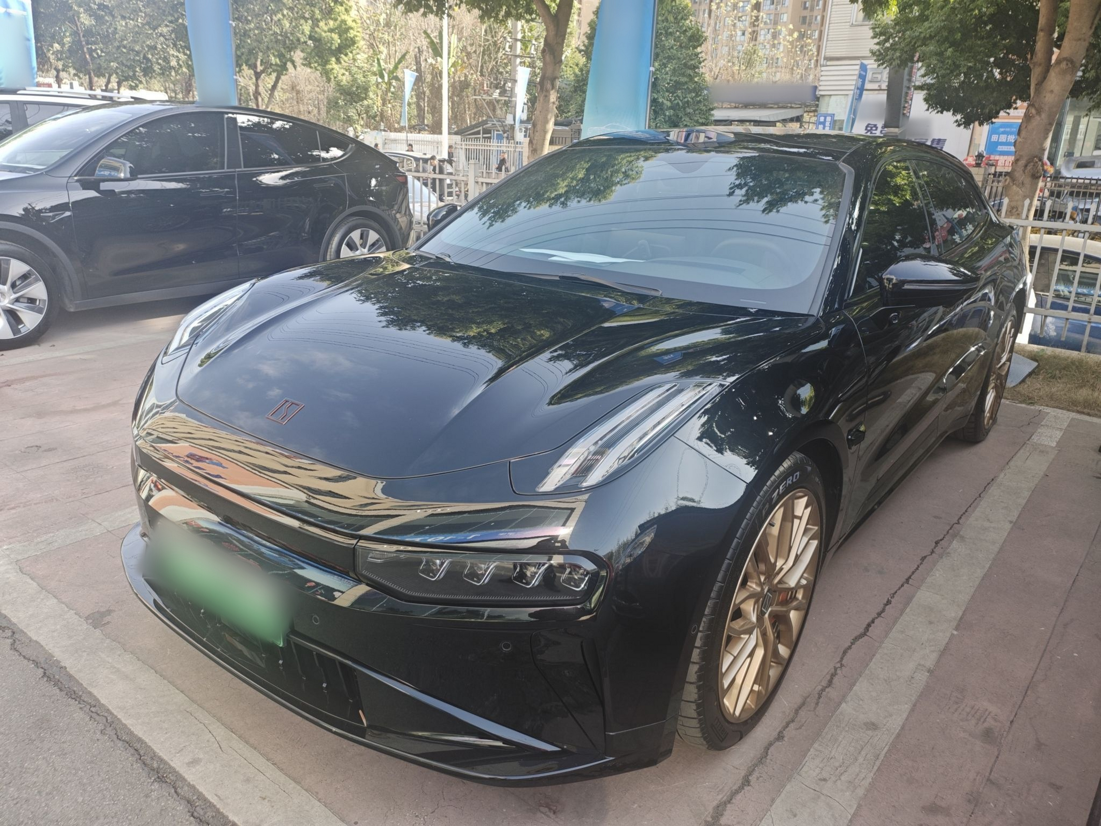 تحت مقدمة السيارة