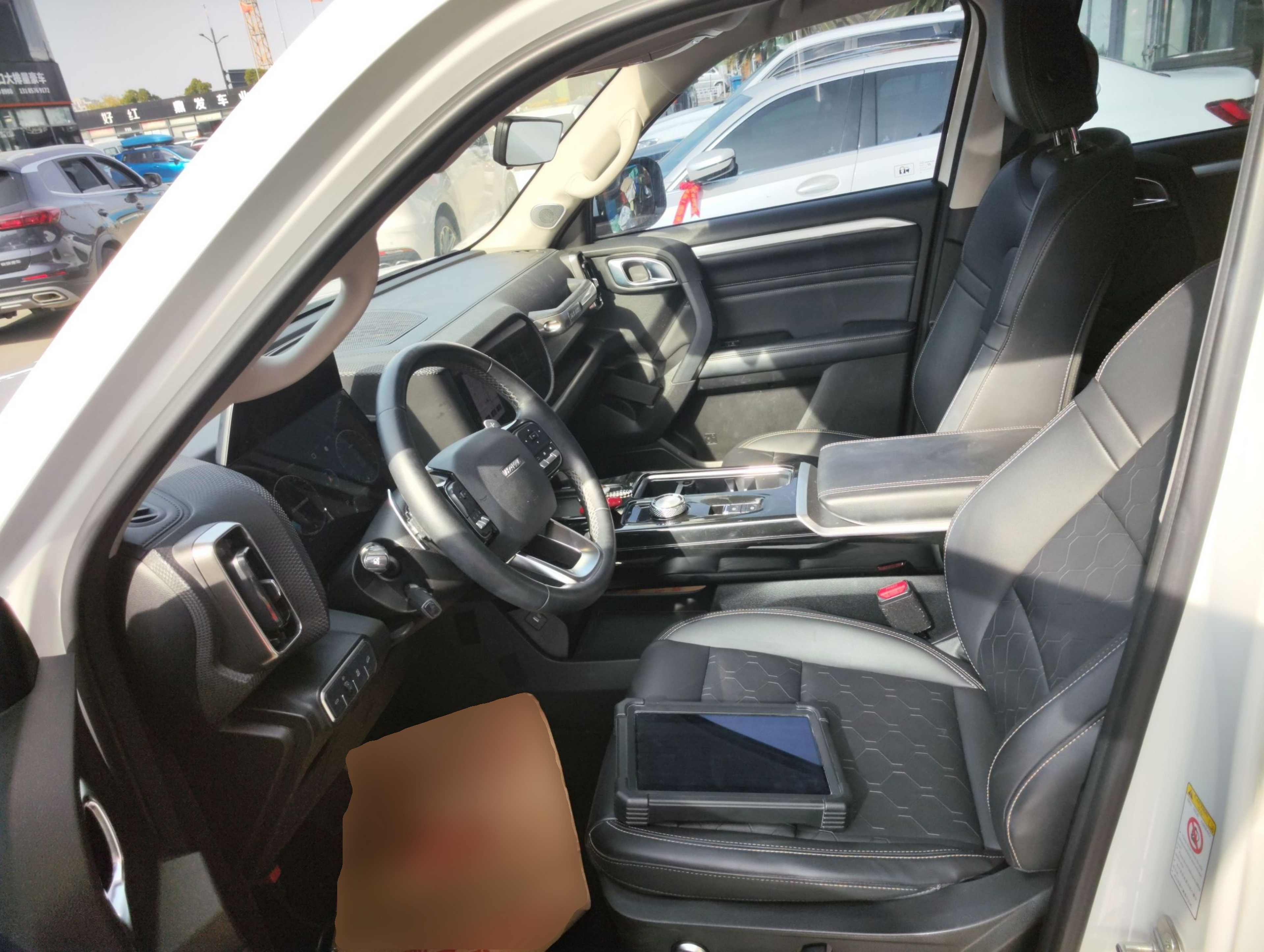 المقاعد الأمامية داخل السيارة