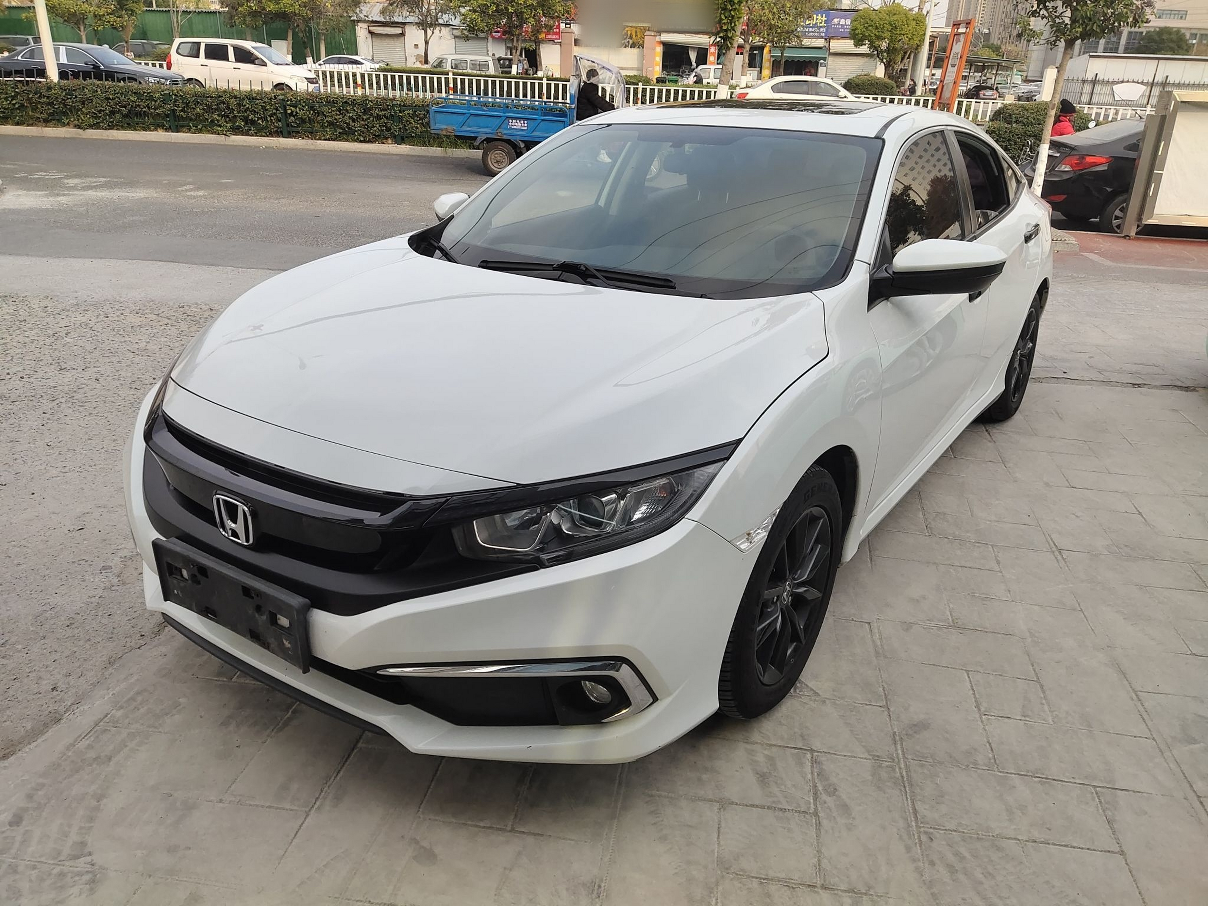 تحت مقدمة السيارة