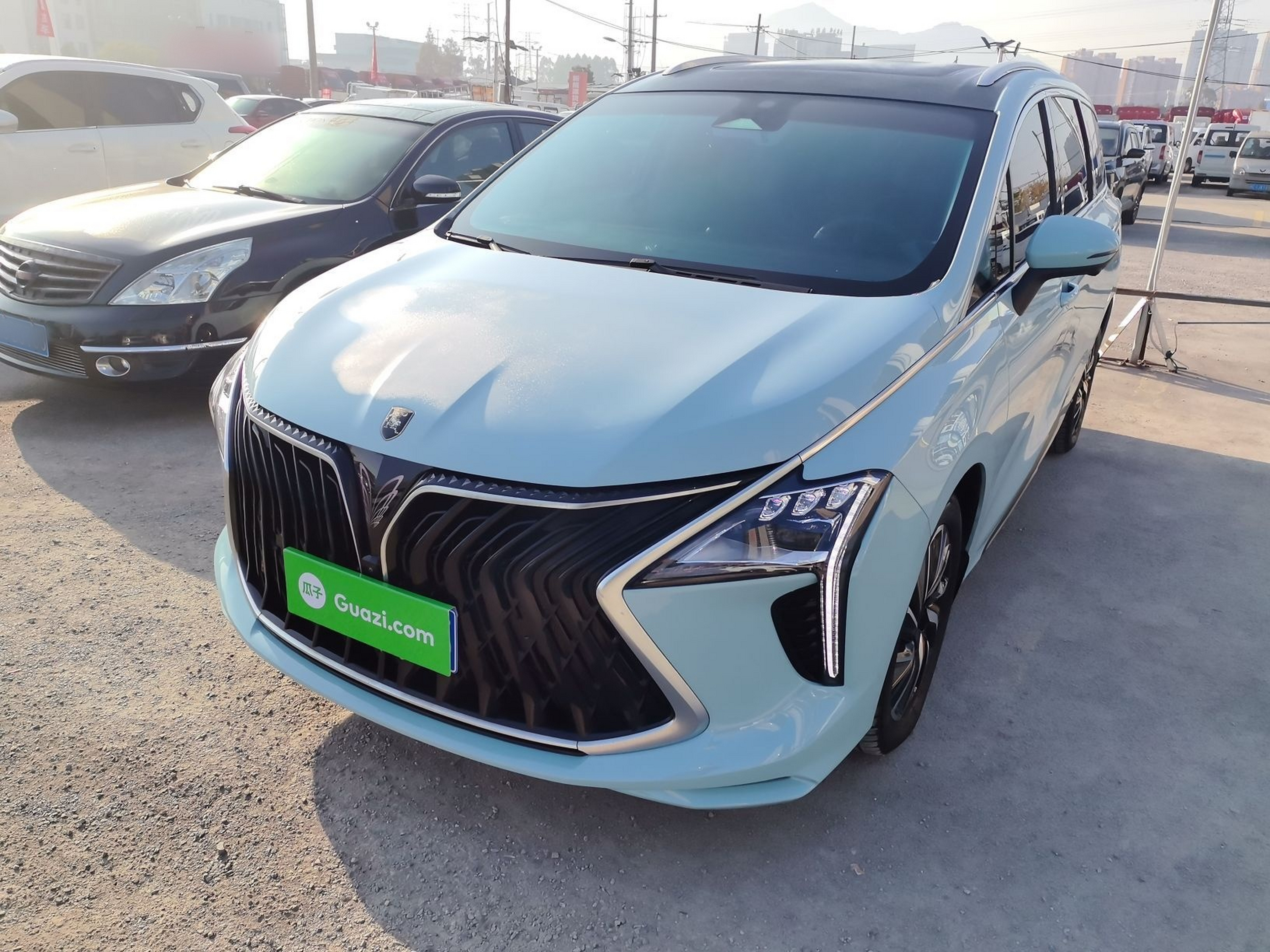 تحت مقدمة السيارة