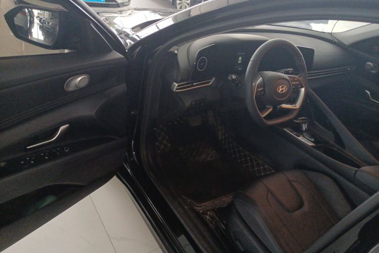 Used Hyundai Elantra 2023 1.5L CVT LUX Prestige Edition
