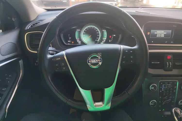 Used Volvo V40 2016 T4 Smart Luxury Edition
