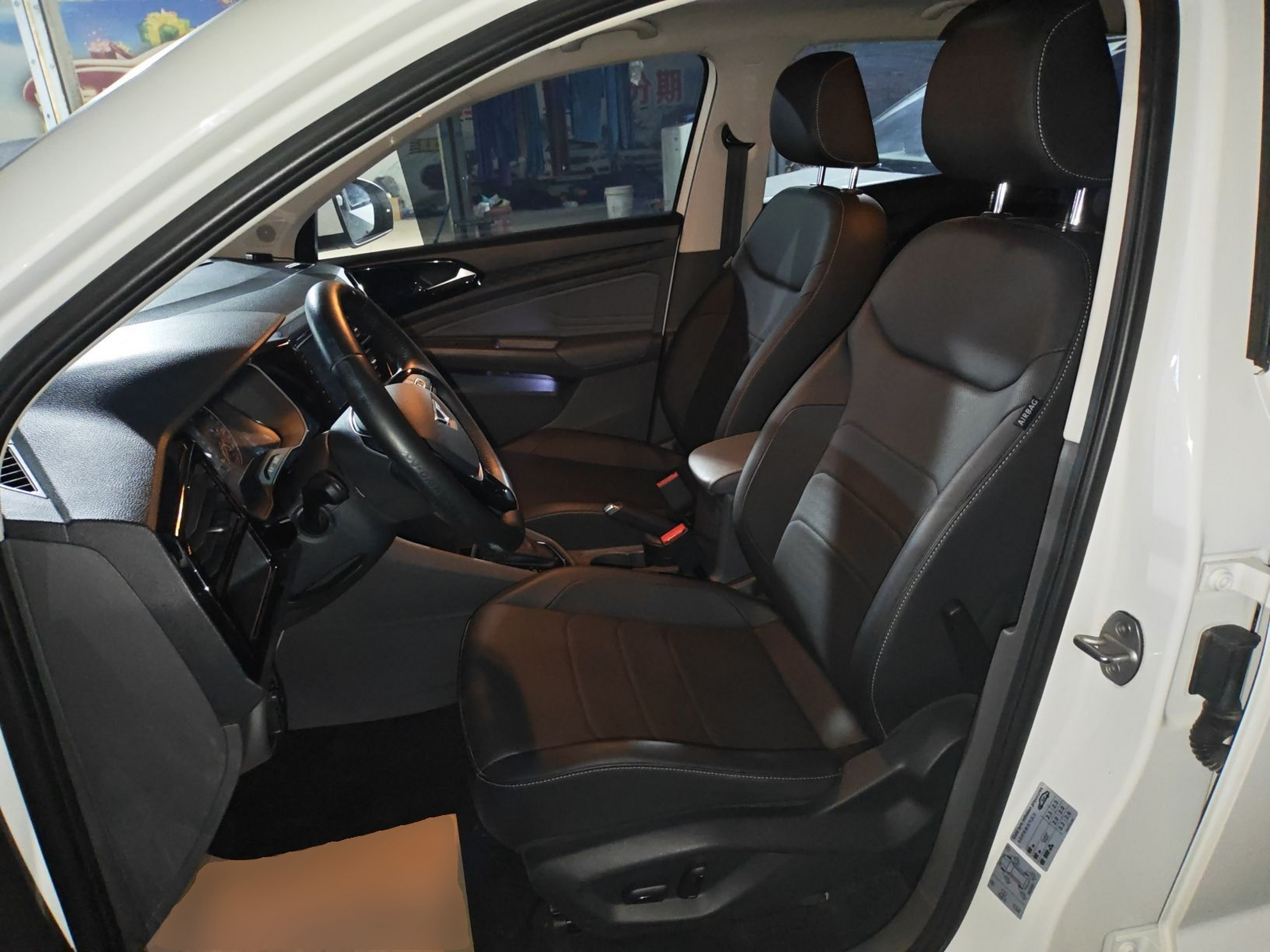 Переднее сиденье в автомобиле