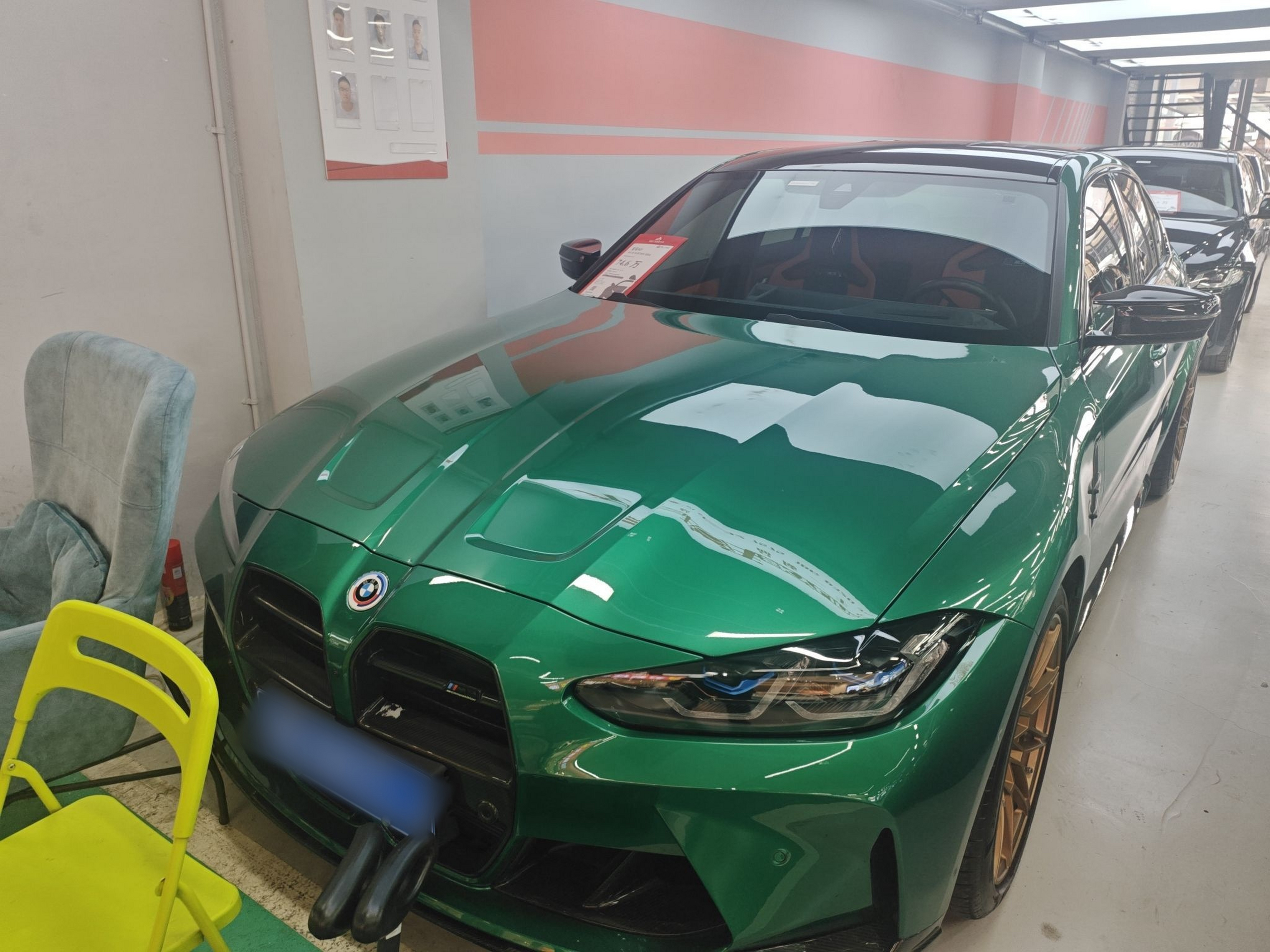 Под передней частью автомобиля