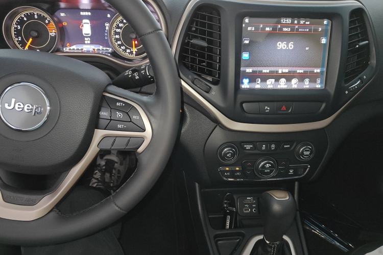 Used  Cherokee 2017 2.4L Leading Smart Edition
