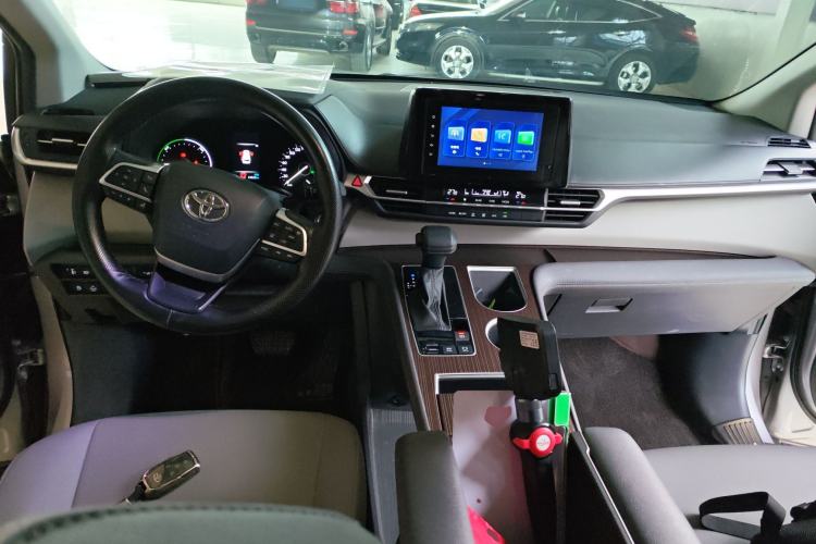 Used Toyota Granvia 2023 2.5L Hybrid Luxury Edition
