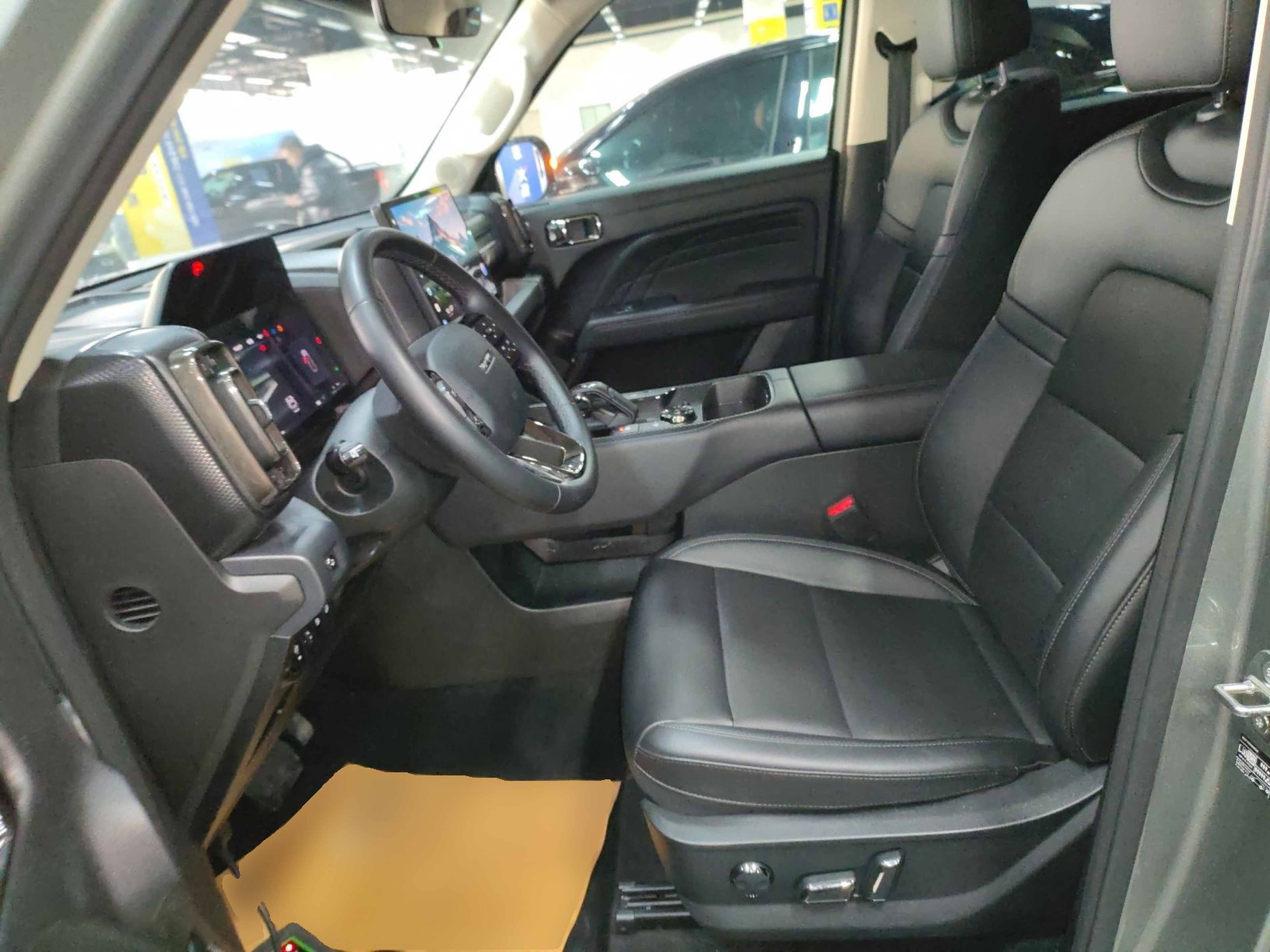 المقاعد الأمامية داخل السيارة