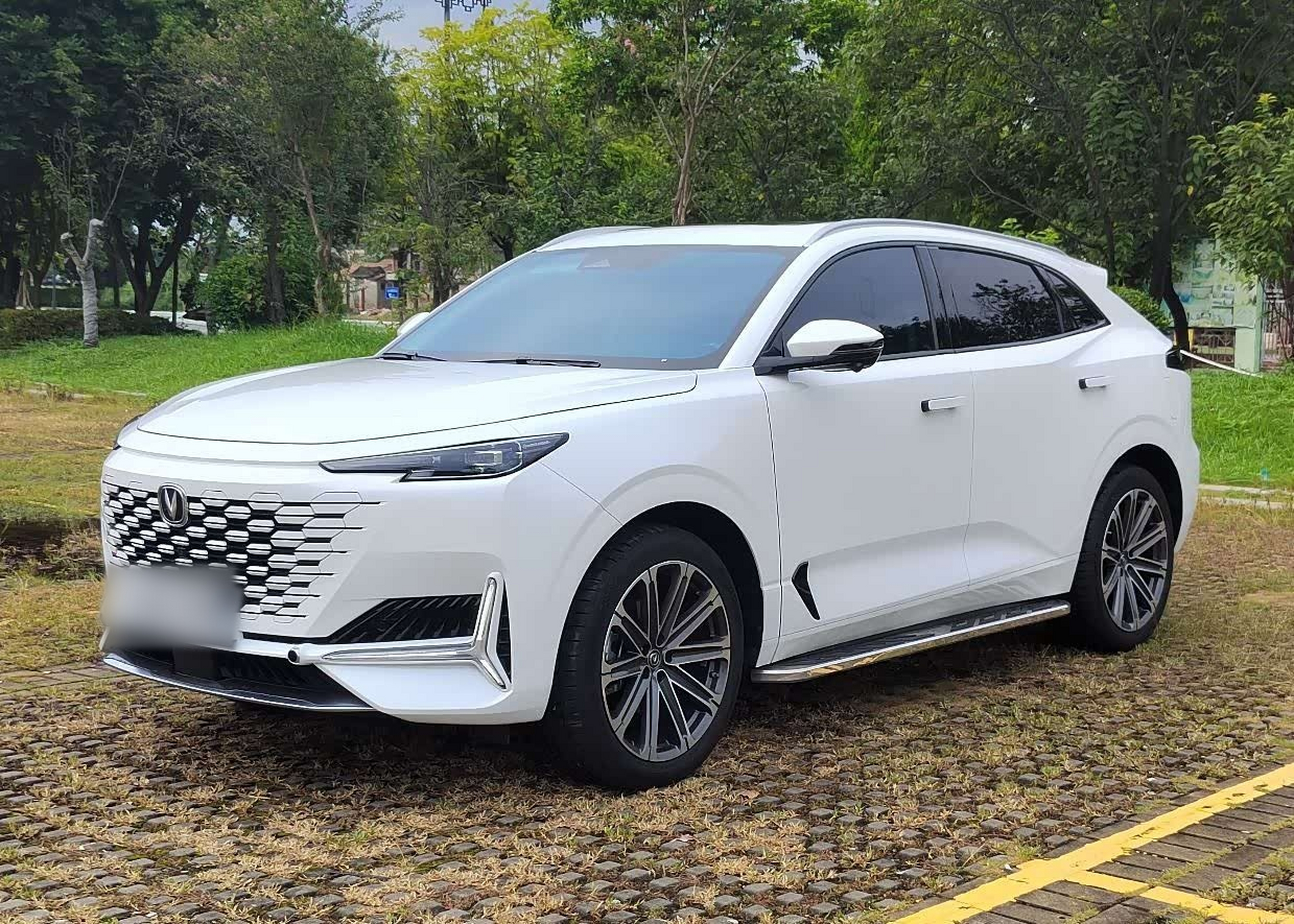 Под передней частью автомобиля