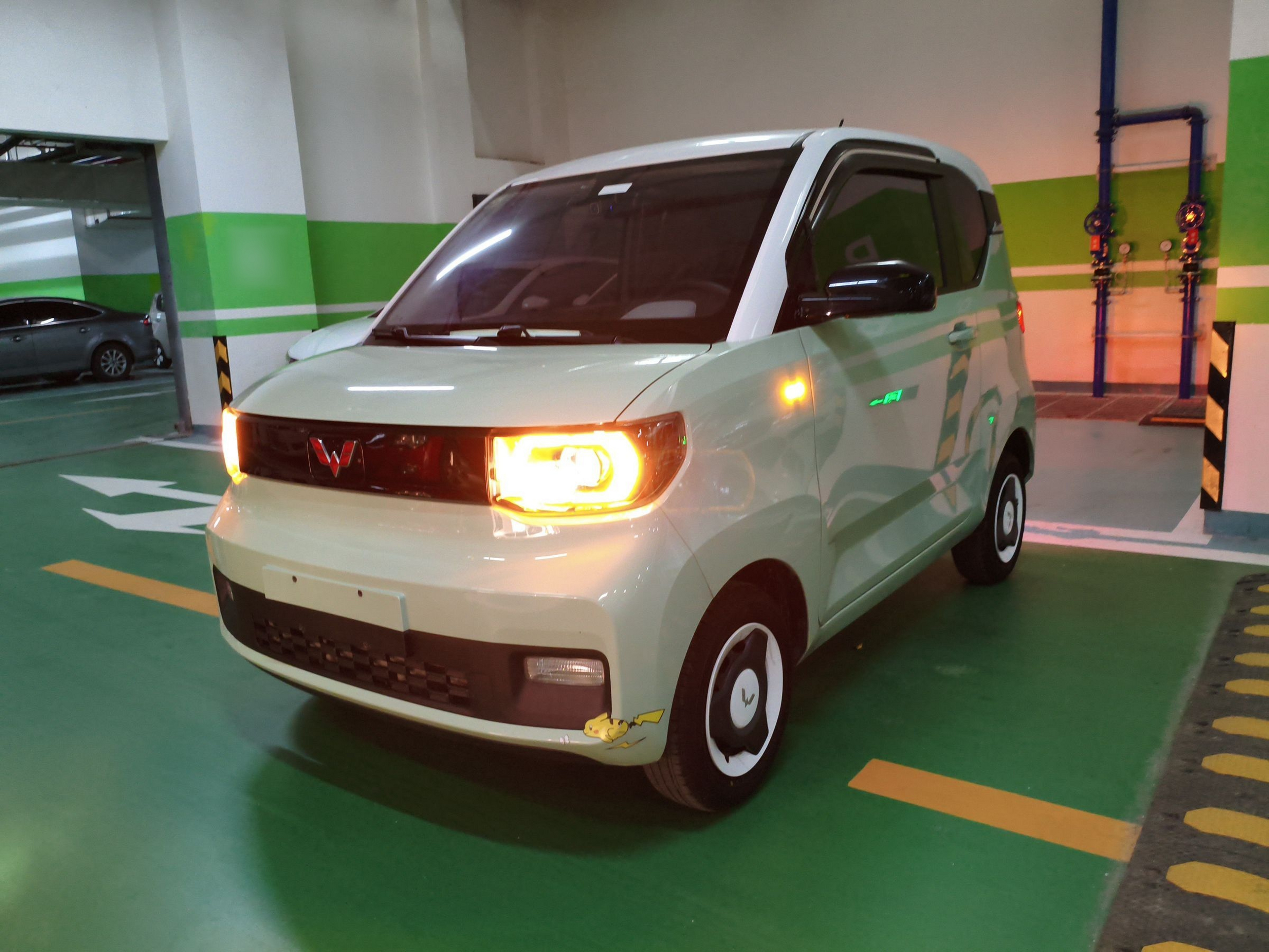 Под передней частью автомобиля