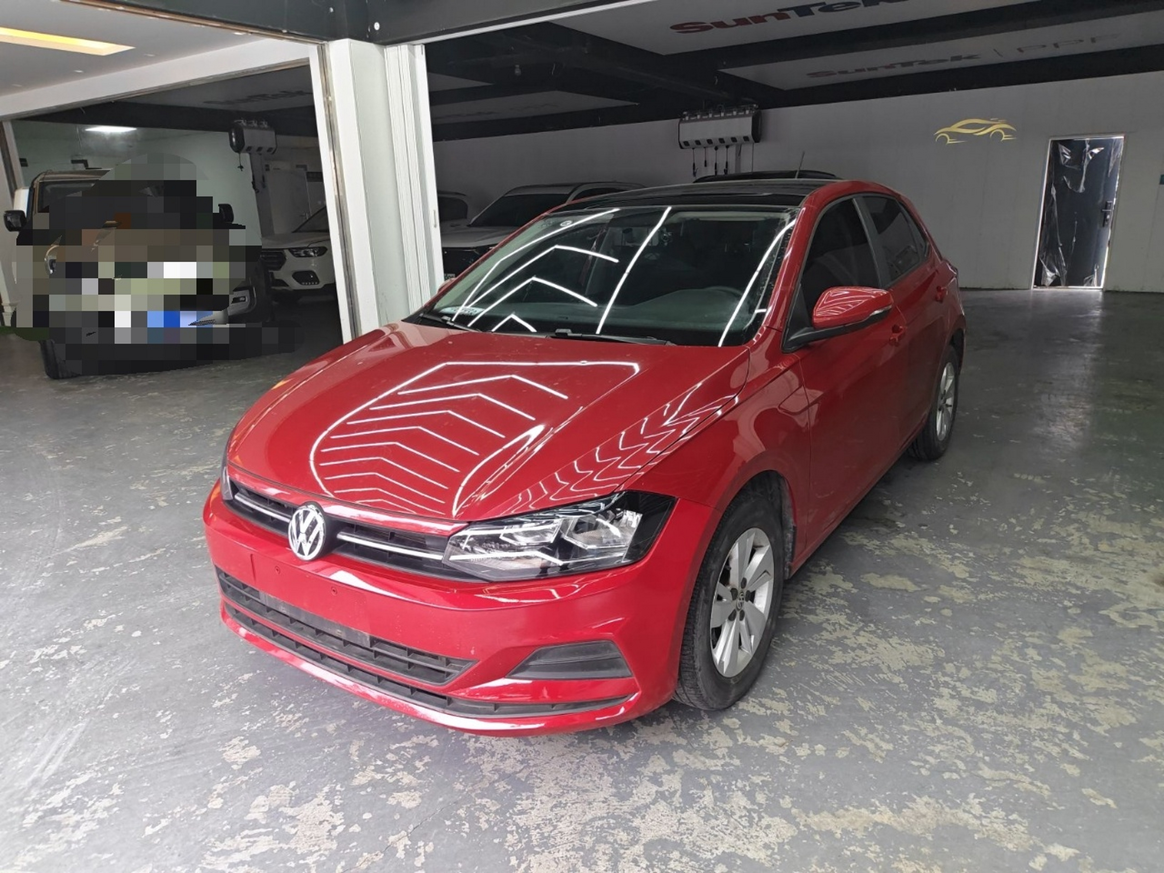 تحت مقدمة السيارة