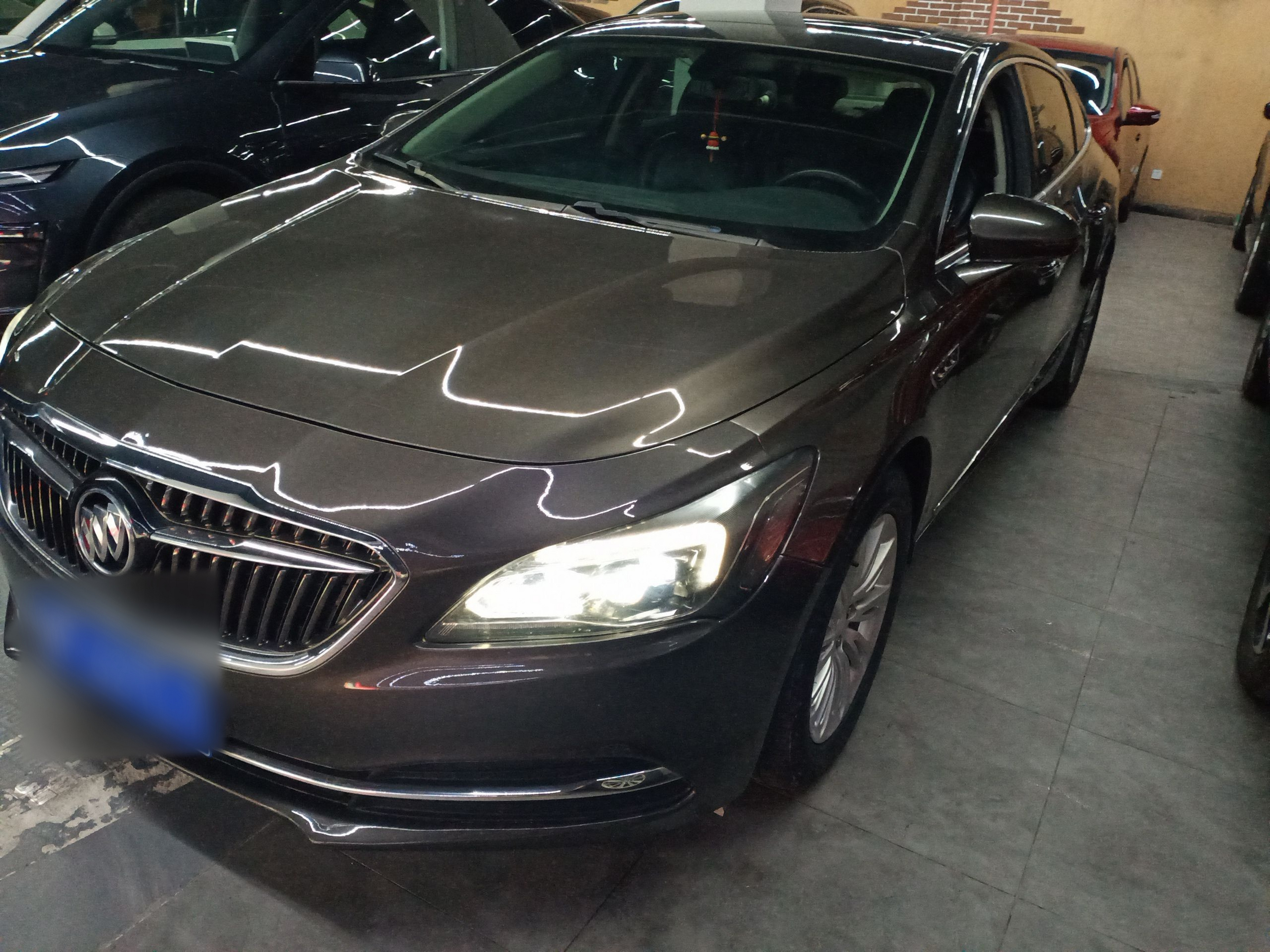 Под передней частью автомобиля